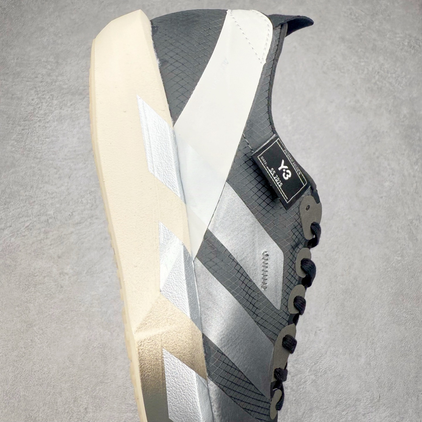 图片[6]-Y-3 Adizero Adios 9 时尚简约舒适潮流 织物耐磨低帮跑步鞋 Y-3，这个由世界顶级设计师山本耀司（YohjiYamamoto）担任创意总监与adidas合作的全新品牌正式于2006春夏进入中国。品牌的Y代表YohjiYamamoto，而3则代表adidas三条线的logo。创意总监山本耀司将其个人品牌的简洁、极具设计感的风格融入Y-3，完美地给我们展现一个高档时尚的运动品牌形象。朴实与冷静是Y-3的基本形象概念。Y-3的时尚本质是运动的，被誉为“黑色魔法师\\\”的山本耀司使传统运动品牌adidas赫然跃上了Fashion的版面，运动装从此也登上大雅之堂。尺码：35.5 36 36.5 37 38 38.5 39 40 40.5 41 42 42.5 43 44 44.5 45-选品中心