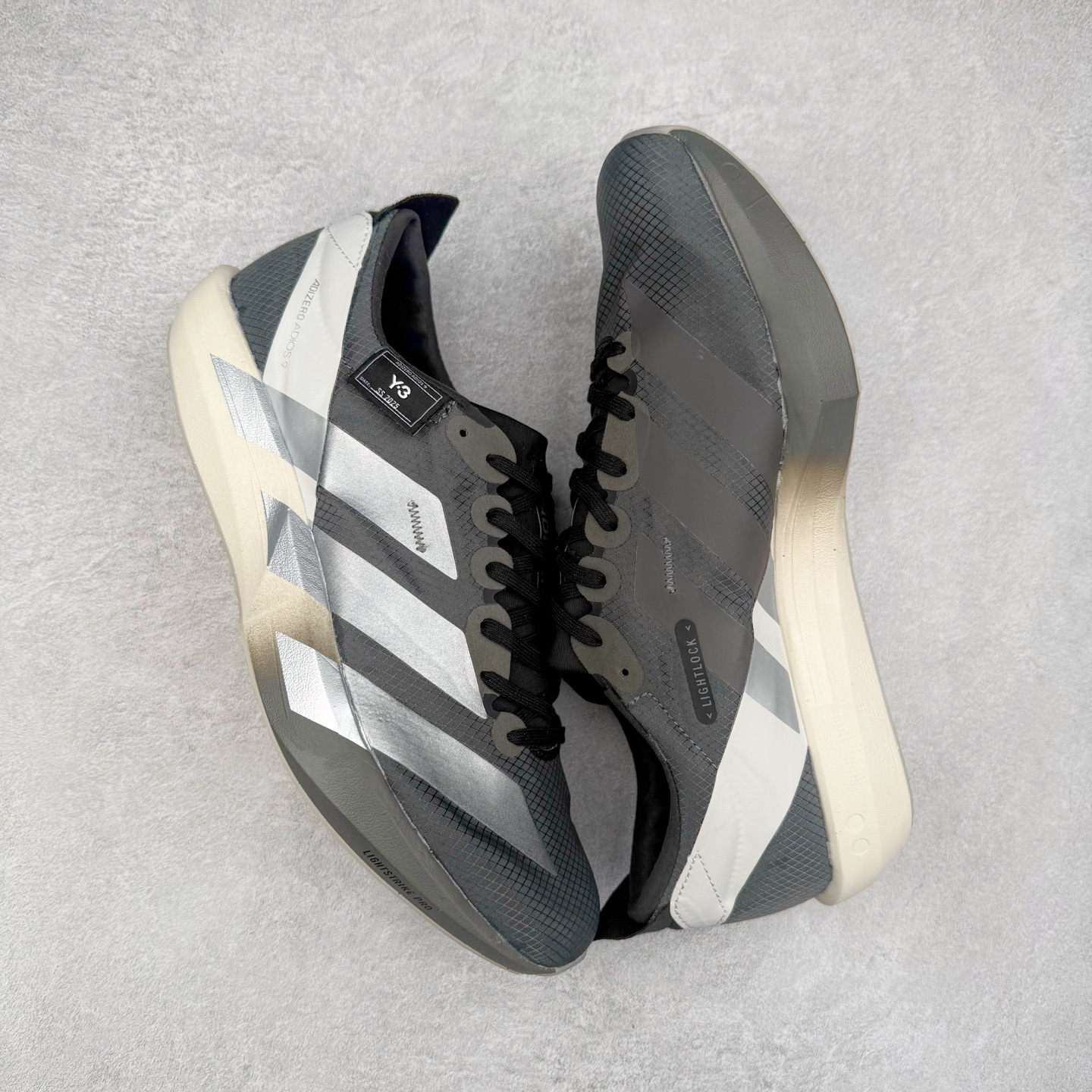 图片[3]-Y-3 Adizero Adios 9 时尚简约舒适潮流 织物耐磨低帮跑步鞋 Y-3，这个由世界顶级设计师山本耀司（YohjiYamamoto）担任创意总监与adidas合作的全新品牌正式于2006春夏进入中国。品牌的Y代表YohjiYamamoto，而3则代表adidas三条线的logo。创意总监山本耀司将其个人品牌的简洁、极具设计感的风格融入Y-3，完美地给我们展现一个高档时尚的运动品牌形象。朴实与冷静是Y-3的基本形象概念。Y-3的时尚本质是运动的，被誉为“黑色魔法师\\\”的山本耀司使传统运动品牌adidas赫然跃上了Fashion的版面，运动装从此也登上大雅之堂。尺码：35.5 36 36.5 37 38 38.5 39 40 40.5 41 42 42.5 43 44 44.5 45-选品中心