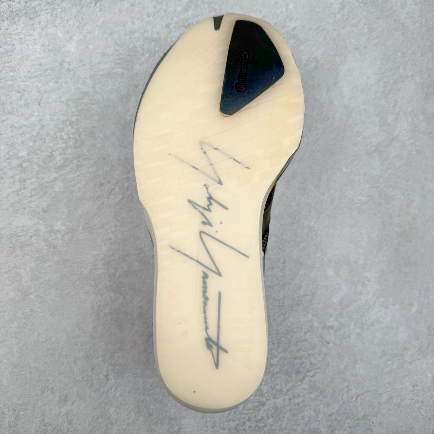 图片[9]-Y-3 Adizero Adios 9 时尚简约舒适潮流 织物耐磨低帮跑步鞋 Y-3，这个由世界顶级设计师山本耀司（YohjiYamamoto）担任创意总监与adidas合作的全新品牌正式于2006春夏进入中国。品牌的Y代表YohjiYamamoto，而3则代表adidas三条线的logo。创意总监山本耀司将其个人品牌的简洁、极具设计感的风格融入Y-3，完美地给我们展现一个高档时尚的运动品牌形象。朴实与冷静是Y-3的基本形象概念。Y-3的时尚本质是运动的，被誉为“黑色魔法师\\\”的山本耀司使传统运动品牌adidas赫然跃上了Fashion的版面，运动装从此也登上大雅之堂。尺码：35.5 36 36.5 37 38 38.5 39 40 40.5 41 42 42.5 43 44 44.5 45-选品中心