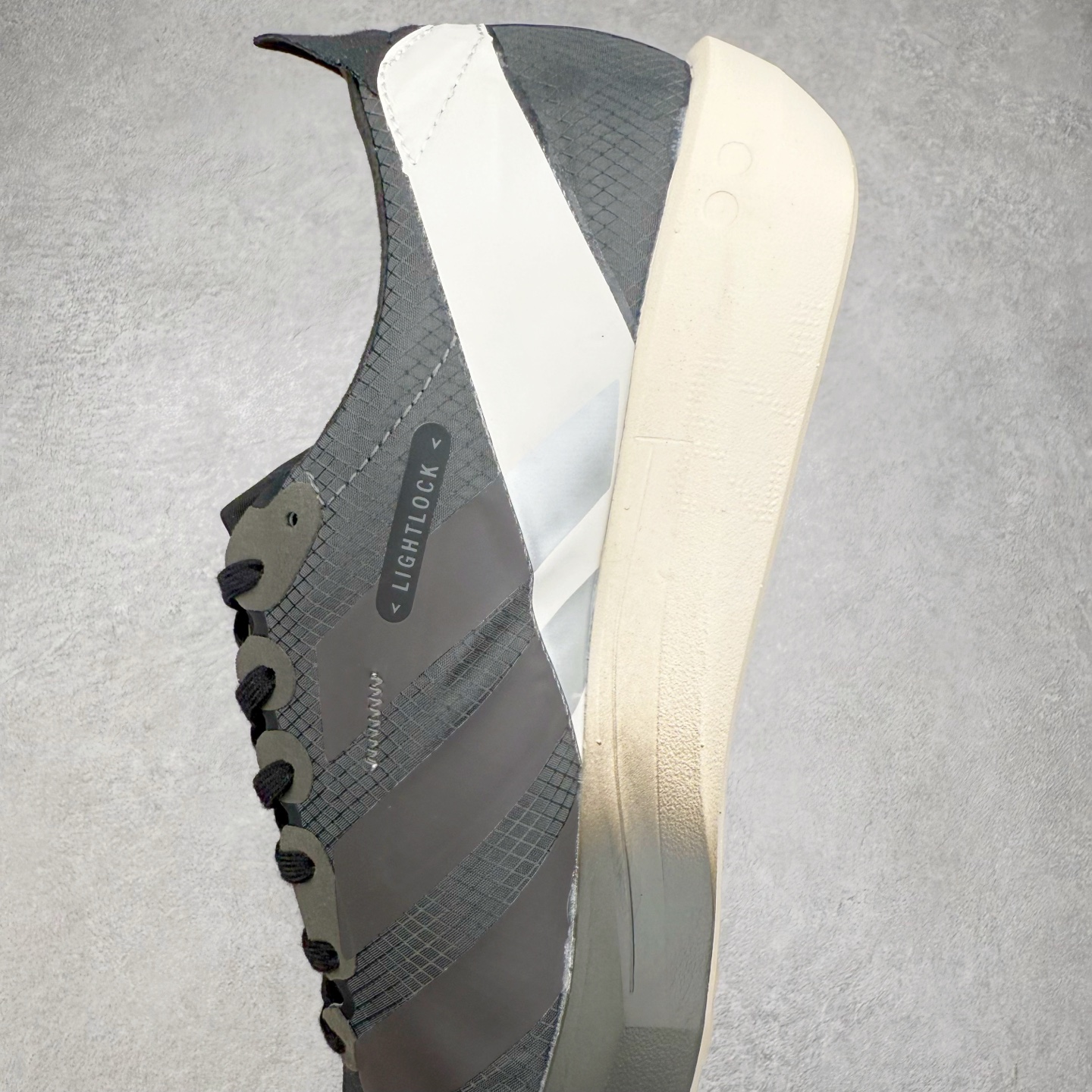 图片[7]-Y-3 Adizero Adios 9 时尚简约舒适潮流 织物耐磨低帮跑步鞋 Y-3，这个由世界顶级设计师山本耀司（YohjiYamamoto）担任创意总监与adidas合作的全新品牌正式于2006春夏进入中国。品牌的Y代表YohjiYamamoto，而3则代表adidas三条线的logo。创意总监山本耀司将其个人品牌的简洁、极具设计感的风格融入Y-3，完美地给我们展现一个高档时尚的运动品牌形象。朴实与冷静是Y-3的基本形象概念。Y-3的时尚本质是运动的，被誉为“黑色魔法师\\\”的山本耀司使传统运动品牌adidas赫然跃上了Fashion的版面，运动装从此也登上大雅之堂。尺码：35.5 36 36.5 37 38 38.5 39 40 40.5 41 42 42.5 43 44 44.5 45-选品中心