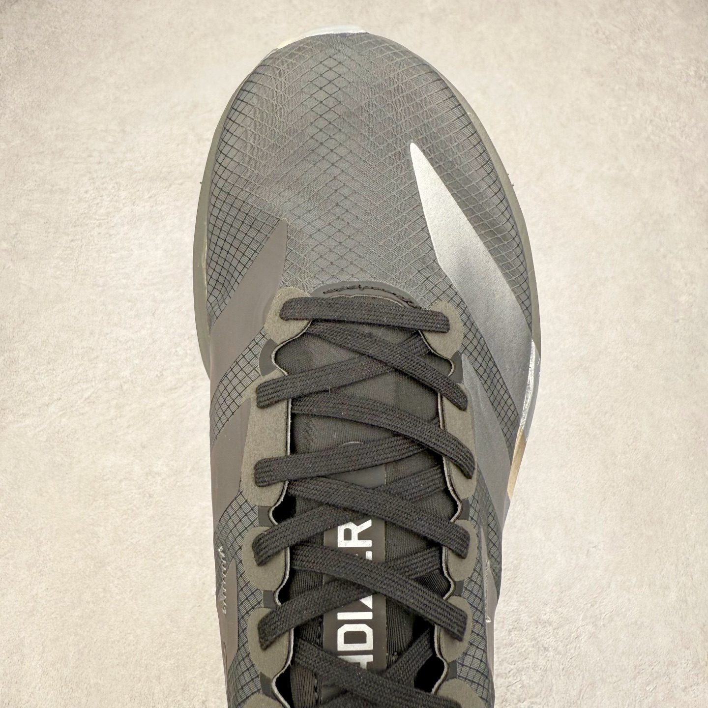 图片[4]-Y-3 Adizero Adios 9 时尚简约舒适潮流 织物耐磨低帮跑步鞋 Y-3，这个由世界顶级设计师山本耀司（YohjiYamamoto）担任创意总监与adidas合作的全新品牌正式于2006春夏进入中国。品牌的Y代表YohjiYamamoto，而3则代表adidas三条线的logo。创意总监山本耀司将其个人品牌的简洁、极具设计感的风格融入Y-3，完美地给我们展现一个高档时尚的运动品牌形象。朴实与冷静是Y-3的基本形象概念。Y-3的时尚本质是运动的，被誉为“黑色魔法师\\\”的山本耀司使传统运动品牌adidas赫然跃上了Fashion的版面，运动装从此也登上大雅之堂。尺码：35.5 36 36.5 37 38 38.5 39 40 40.5 41 42 42.5 43 44 44.5 45-选品中心