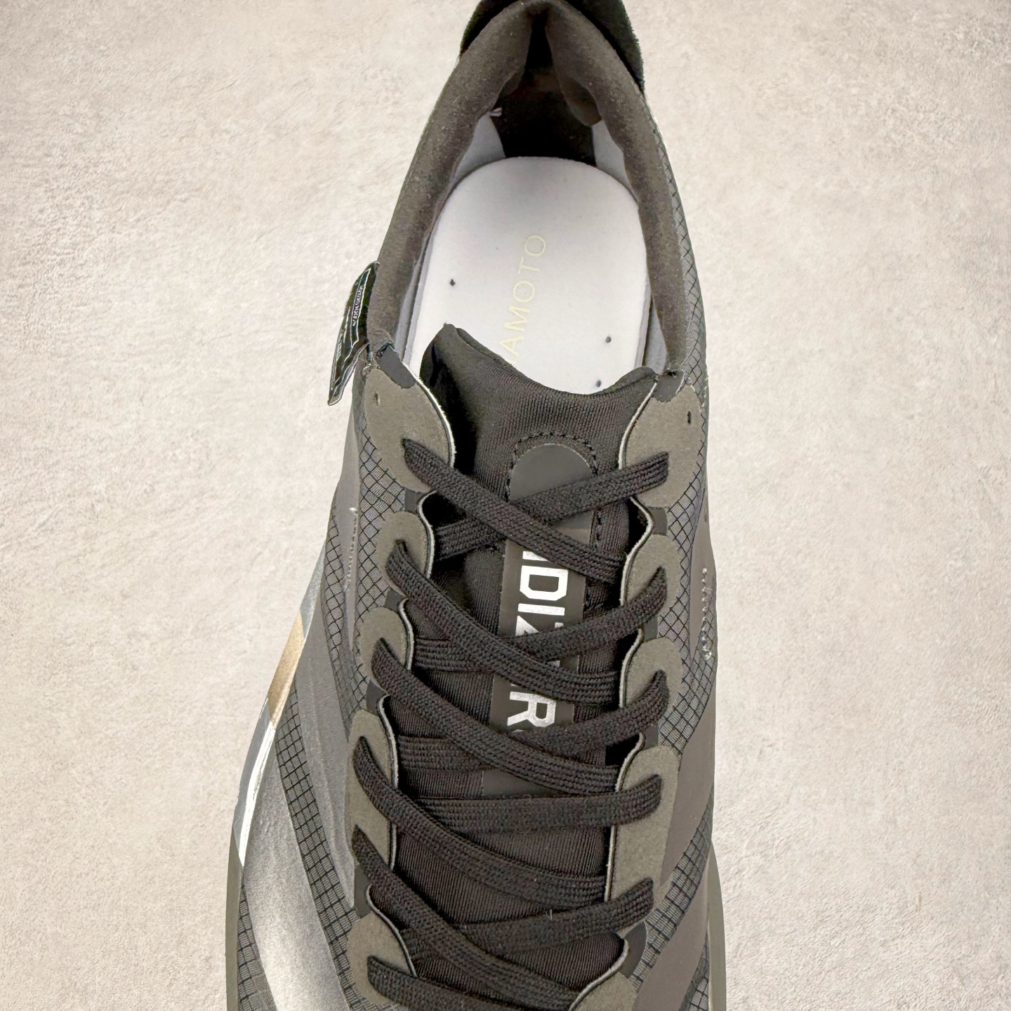 图片[5]-Y-3 Adizero Adios 9 时尚简约舒适潮流 织物耐磨低帮跑步鞋 Y-3，这个由世界顶级设计师山本耀司（YohjiYamamoto）担任创意总监与adidas合作的全新品牌正式于2006春夏进入中国。品牌的Y代表YohjiYamamoto，而3则代表adidas三条线的logo。创意总监山本耀司将其个人品牌的简洁、极具设计感的风格融入Y-3，完美地给我们展现一个高档时尚的运动品牌形象。朴实与冷静是Y-3的基本形象概念。Y-3的时尚本质是运动的，被誉为“黑色魔法师\\\”的山本耀司使传统运动品牌adidas赫然跃上了Fashion的版面，运动装从此也登上大雅之堂。尺码：35.5 36 36.5 37 38 38.5 39 40 40.5 41 42 42.5 43 44 44.5 45-选品中心