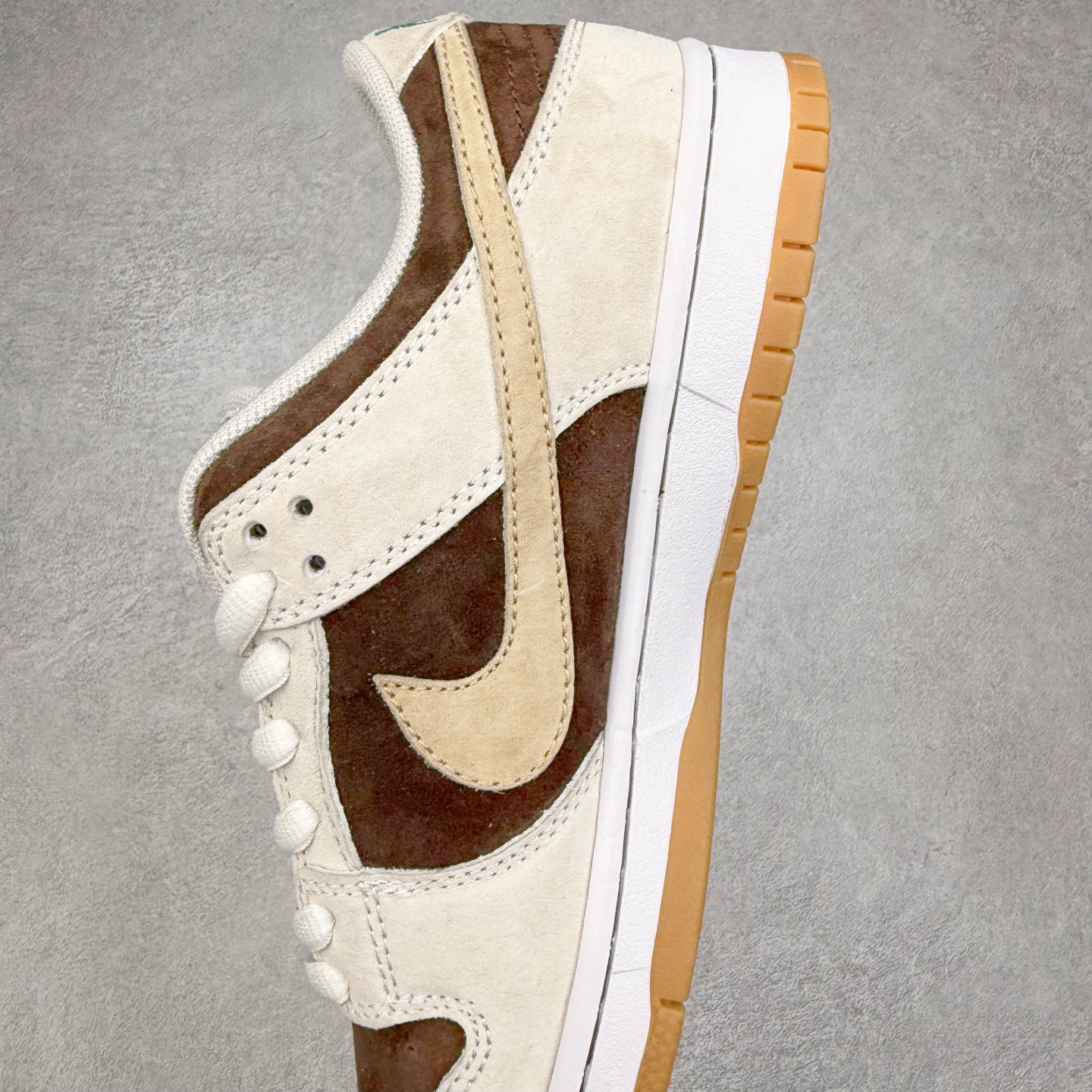 图片[7]-＃F版 NK SB Dunk Low 咖啡男孩 HF3704-001 极限压缩利润空间 超乎所想的高性价比 用料绝不含糊 原盒原配 正确耐磨橡胶大底 超高清洁度 全鞋零毛边皮料切割 全套原楦原模倾力打造完美版型 尺码：36 36.5 37.5 38 38.5 39 40 40.5 41 42 42.5 43 44 44.5 45 46 47.5-选品中心