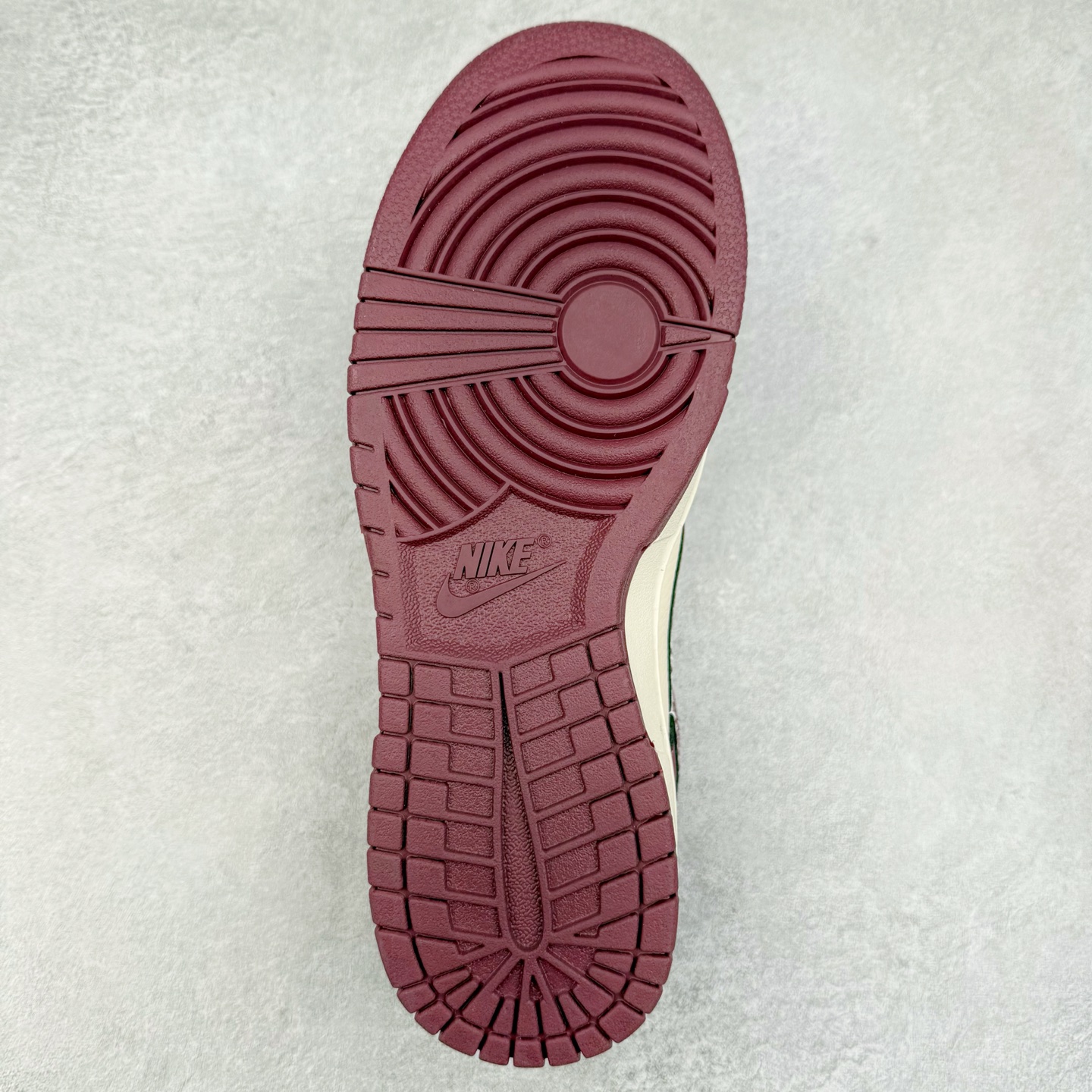 图片[9]-NK Dunk Low 定制配色 KK1333-047 大厂出品 极力推荐 原装头层材料 独家版型蒸餾加工帶來的是更好的视觉和脚感体验大厂纯原品质出货 清洁度 电绣工艺 皮料切割干净无任何毛边 细节完美 实拍调校N版已经零色差零失真 百分百还原实物色彩所见即所得 不存在货不对板色差等低级问题 选购参考实物拍摄 不混卖不参货 只用心做好货严格选品 承诺混一赔十 尺码：36 36.5 37.5 38 38.5 39 40 40.5 41 42 42.5 43 44 44.5 45-选品中心