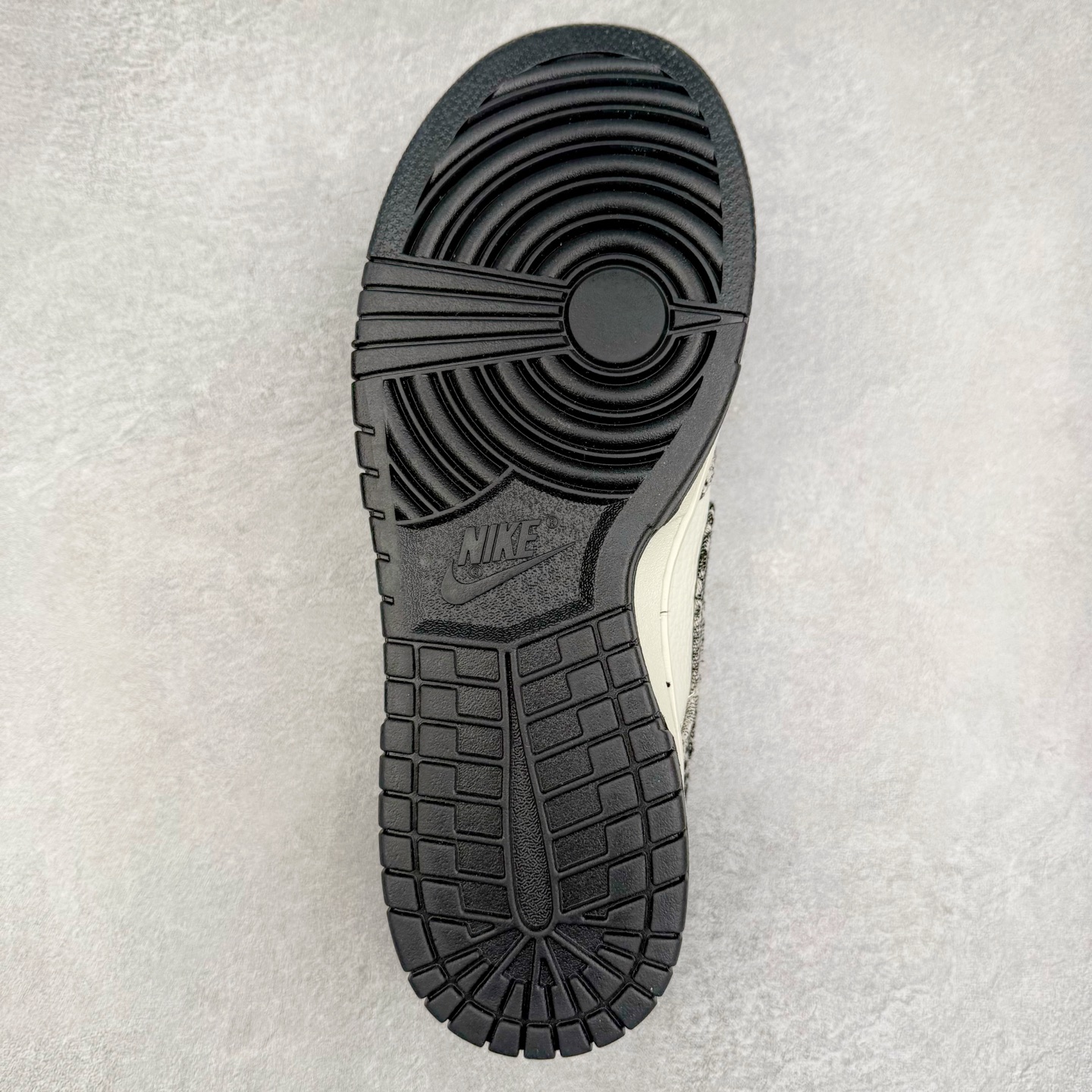 图片[9]-NK Dunk Low 定制配色 SC9207-418 大厂出品 极力推荐 原装头层材料 独家版型蒸餾加工帶來的是更好的视觉和脚感体验大厂纯原品质出货 清洁度 电绣工艺 皮料切割干净无任何毛边 细节完美 实拍调校N版已经零色差零失真 百分百还原实物色彩所见即所得 不存在货不对板色差等低级问题 选购参考实物拍摄 不混卖不参货 只用心做好货严格选品 承诺混一赔十 尺码：36 36.5 37.5 38 38.5 39 40 40.5 41 42 42.5 43 44 44.5 45-选品中心