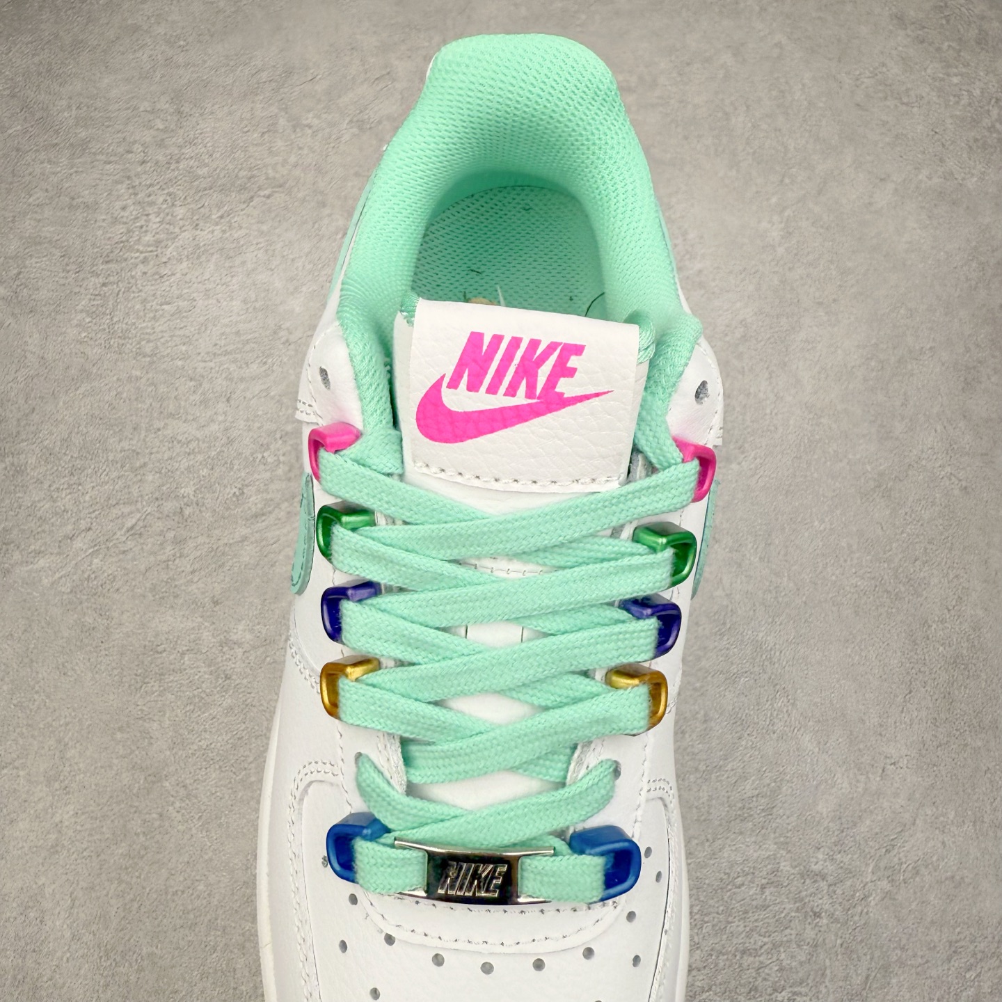 图片[5]-NK Air Force 1´07 Low 空军一号低帮百搭休闲运动板鞋 DH7561-107 柔软、弹性十足的缓震性能和出色的中底设计 横跨复古与现代的外型结合 造就出风靡全球 三十多年的Force 1 直到今天还深受青睐 实拍调校N版已经零色差零失真 百分百还原实物色彩所见即所得 不存在货不对板色差等低级问题 选购参考实物拍摄 不混卖不参货 只用心做好货严格选品 承诺混一赔十 尺码：36 36.5 37.5 38 38.5 39 40 40.5 41 42 42.5 43 44 44.5 45-选品中心