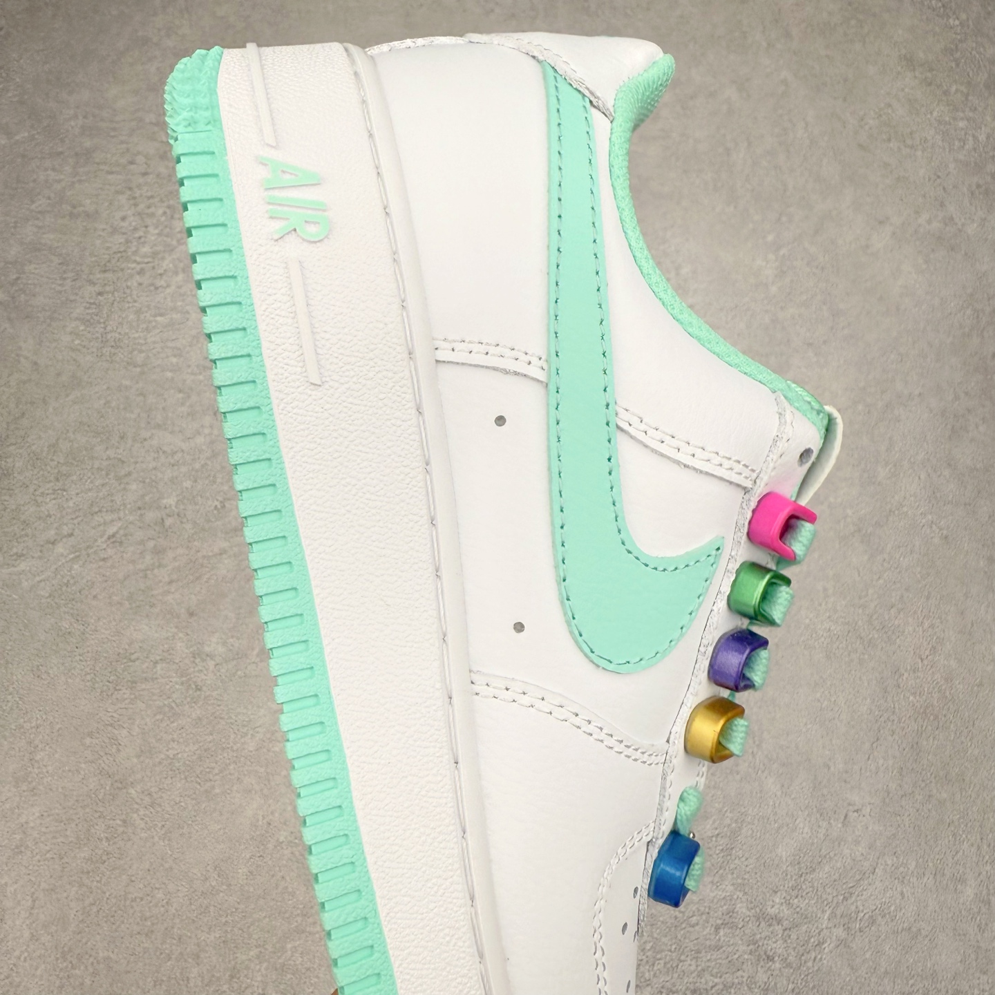 图片[6]-NK Air Force 1´07 Low 空军一号低帮百搭休闲运动板鞋 DH7561-107 柔软、弹性十足的缓震性能和出色的中底设计 横跨复古与现代的外型结合 造就出风靡全球 三十多年的Force 1 直到今天还深受青睐 实拍调校N版已经零色差零失真 百分百还原实物色彩所见即所得 不存在货不对板色差等低级问题 选购参考实物拍摄 不混卖不参货 只用心做好货严格选品 承诺混一赔十 尺码：36 36.5 37.5 38 38.5 39 40 40.5 41 42 42.5 43 44 44.5 45-选品中心