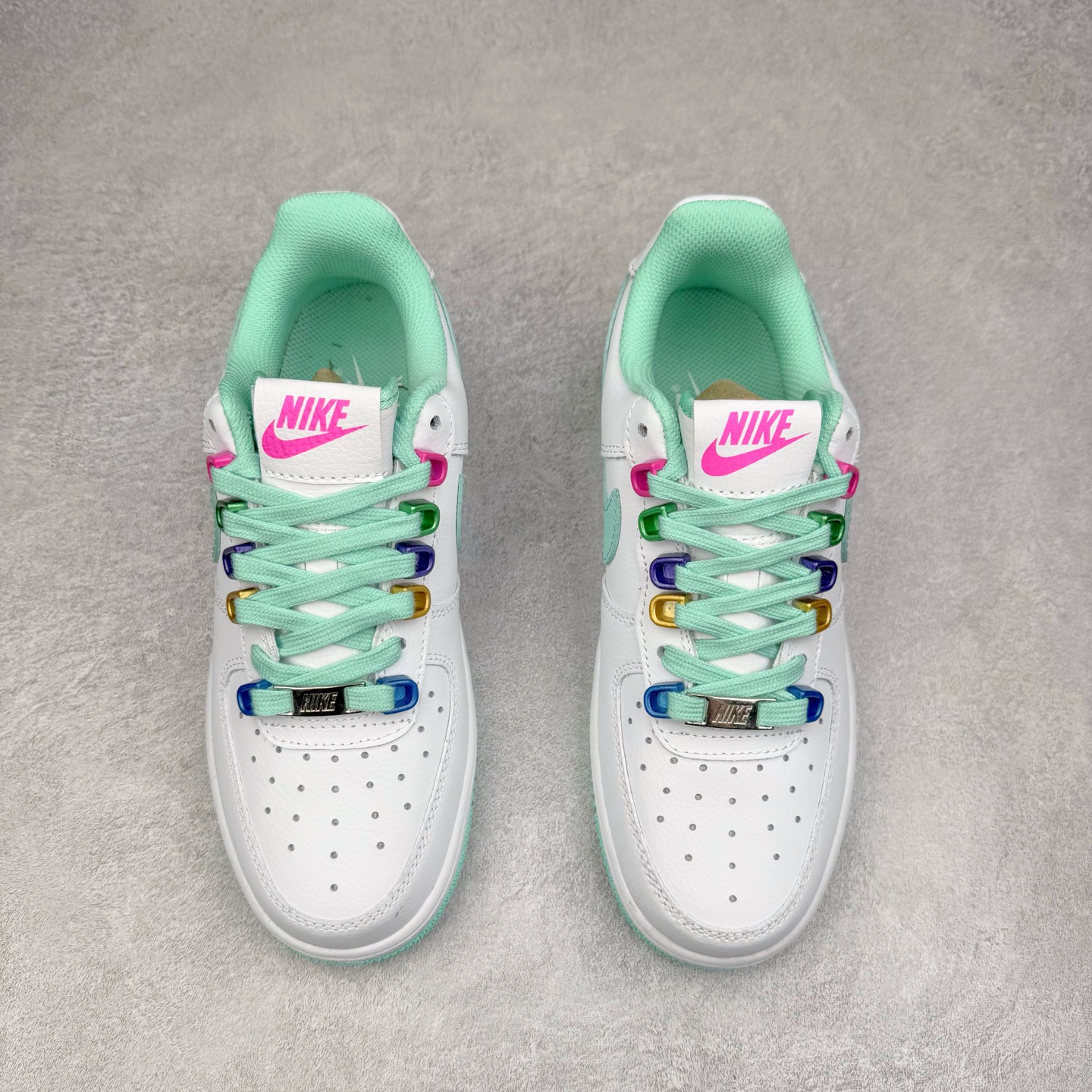 图片[2]-NK Air Force 1´07 Low 空军一号低帮百搭休闲运动板鞋 DH7561-107 柔软、弹性十足的缓震性能和出色的中底设计 横跨复古与现代的外型结合 造就出风靡全球 三十多年的Force 1 直到今天还深受青睐 实拍调校N版已经零色差零失真 百分百还原实物色彩所见即所得 不存在货不对板色差等低级问题 选购参考实物拍摄 不混卖不参货 只用心做好货严格选品 承诺混一赔十 尺码：36 36.5 37.5 38 38.5 39 40 40.5 41 42 42.5 43 44 44.5 45-选品中心