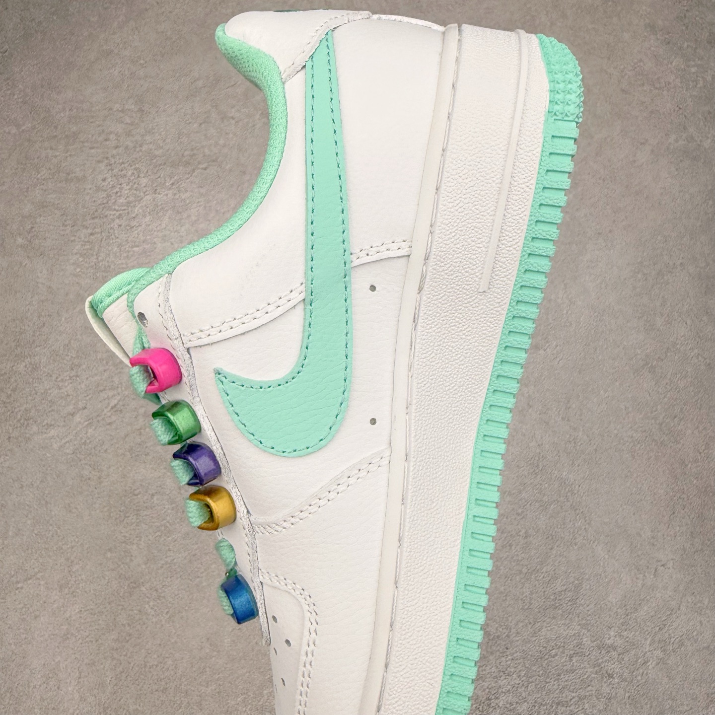 图片[7]-NK Air Force 1´07 Low 空军一号低帮百搭休闲运动板鞋 DH7561-107 柔软、弹性十足的缓震性能和出色的中底设计 横跨复古与现代的外型结合 造就出风靡全球 三十多年的Force 1 直到今天还深受青睐 实拍调校N版已经零色差零失真 百分百还原实物色彩所见即所得 不存在货不对板色差等低级问题 选购参考实物拍摄 不混卖不参货 只用心做好货严格选品 承诺混一赔十 尺码：36 36.5 37.5 38 38.5 39 40 40.5 41 42 42.5 43 44 44.5 45-选品中心