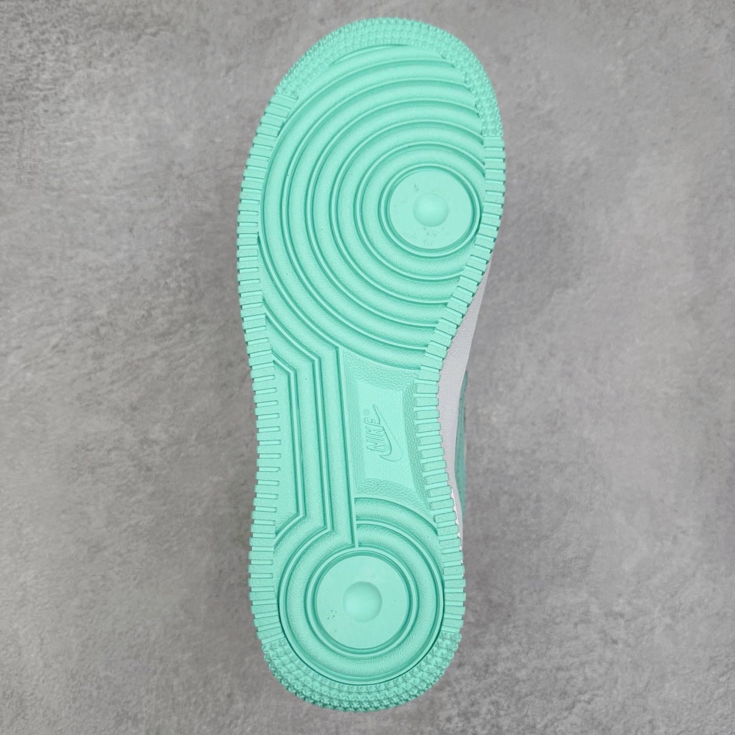 图片[9]-NK Air Force 1´07 Low 空军一号低帮百搭休闲运动板鞋 DH7561-107 柔软、弹性十足的缓震性能和出色的中底设计 横跨复古与现代的外型结合 造就出风靡全球 三十多年的Force 1 直到今天还深受青睐 实拍调校N版已经零色差零失真 百分百还原实物色彩所见即所得 不存在货不对板色差等低级问题 选购参考实物拍摄 不混卖不参货 只用心做好货严格选品 承诺混一赔十 尺码：36 36.5 37.5 38 38.5 39 40 40.5 41 42 42.5 43 44 44.5 45-选品中心