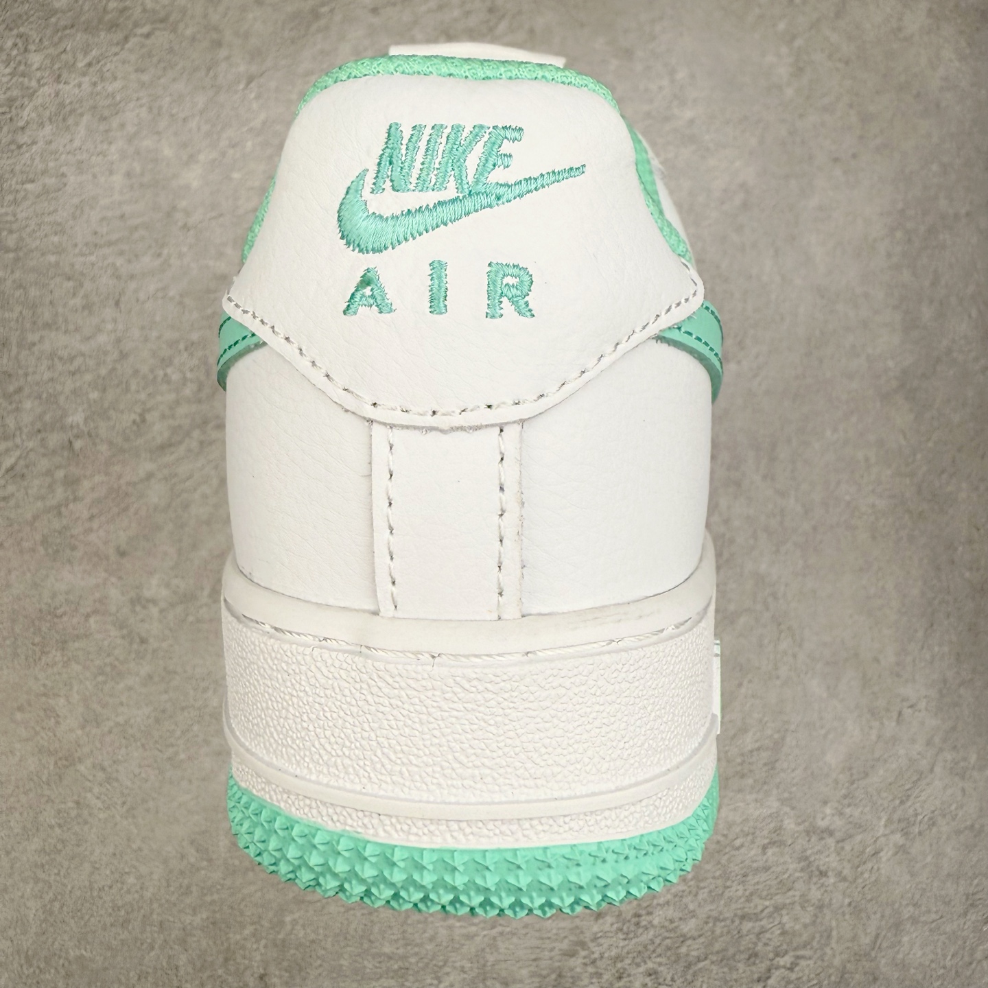 图片[8]-NK Air Force 1´07 Low 空军一号低帮百搭休闲运动板鞋 DH7561-107 柔软、弹性十足的缓震性能和出色的中底设计 横跨复古与现代的外型结合 造就出风靡全球 三十多年的Force 1 直到今天还深受青睐 实拍调校N版已经零色差零失真 百分百还原实物色彩所见即所得 不存在货不对板色差等低级问题 选购参考实物拍摄 不混卖不参货 只用心做好货严格选品 承诺混一赔十 尺码：36 36.5 37.5 38 38.5 39 40 40.5 41 42 42.5 43 44 44.5 45-选品中心