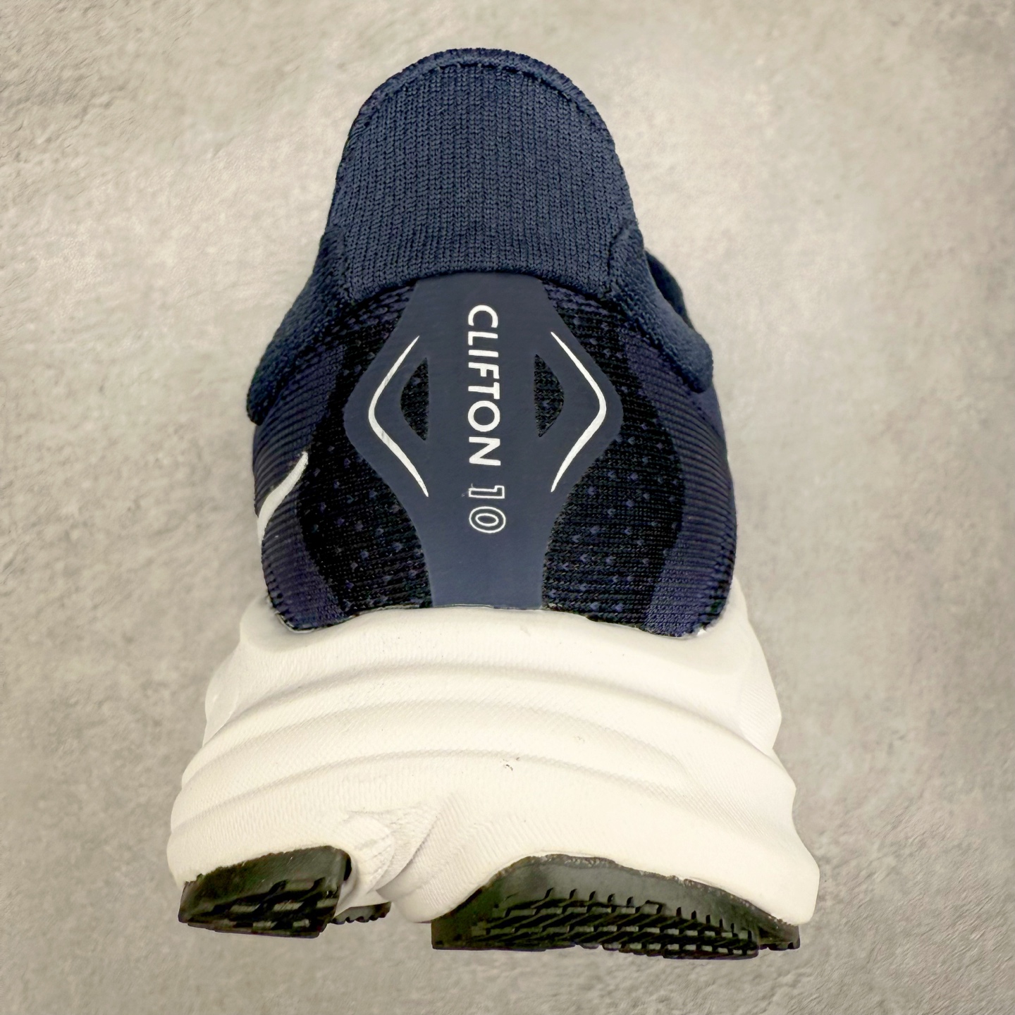 图片[8]-HOKA ONE ONE Clifton 克里夫顿10代专业性能减震公路跑步鞋 轻盈透气的针织网面和纱线的使用让鞋面更挺拔 增强鞋面的强度和支撑性能 搭配柔软的鞋舌 让双脚在舒适包裹中跑的更加畅快 全新泡棉中底 柔软的同时增强回弹性能 为不同跑者提供更平稳流畅的脚感 带来全面的缓冲保护 根据人体工程学设计的延长拉襟 后跟处弹软的海绵填充舒适固定 避免掉跟和摩擦 相比上一代光滑的内衬 Clifton 的内衬增强了摩擦力 避免双脚在鞋内滑动 尺码：36 36.5 37.5 38 38.5 39 40 40.5 41 42 42.5 43 44 44.5 45-选品中心