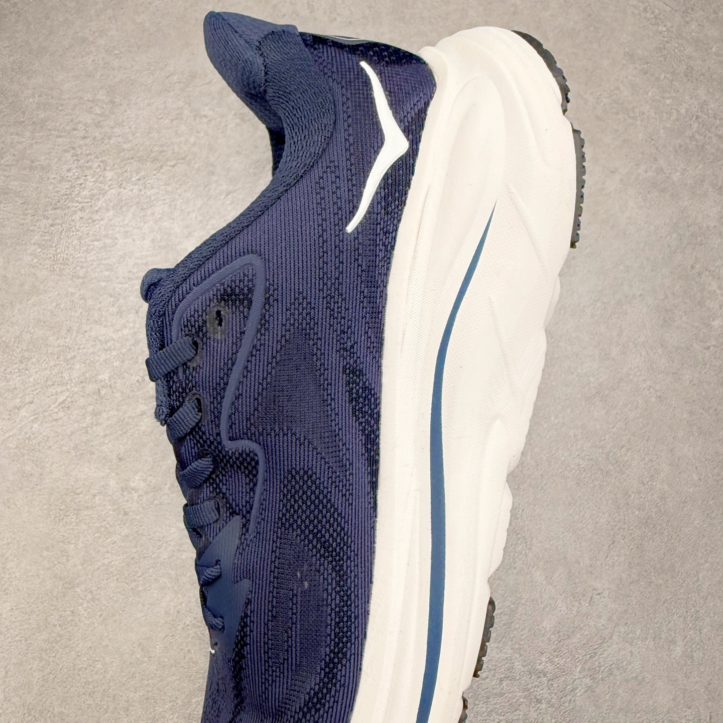 图片[7]-HOKA ONE ONE Clifton 克里夫顿10代专业性能减震公路跑步鞋 轻盈透气的针织网面和纱线的使用让鞋面更挺拔 增强鞋面的强度和支撑性能 搭配柔软的鞋舌 让双脚在舒适包裹中跑的更加畅快 全新泡棉中底 柔软的同时增强回弹性能 为不同跑者提供更平稳流畅的脚感 带来全面的缓冲保护 根据人体工程学设计的延长拉襟 后跟处弹软的海绵填充舒适固定 避免掉跟和摩擦 相比上一代光滑的内衬 Clifton 的内衬增强了摩擦力 避免双脚在鞋内滑动 尺码：36 36.5 37.5 38 38.5 39 40 40.5 41 42 42.5 43 44 44.5 45-选品中心