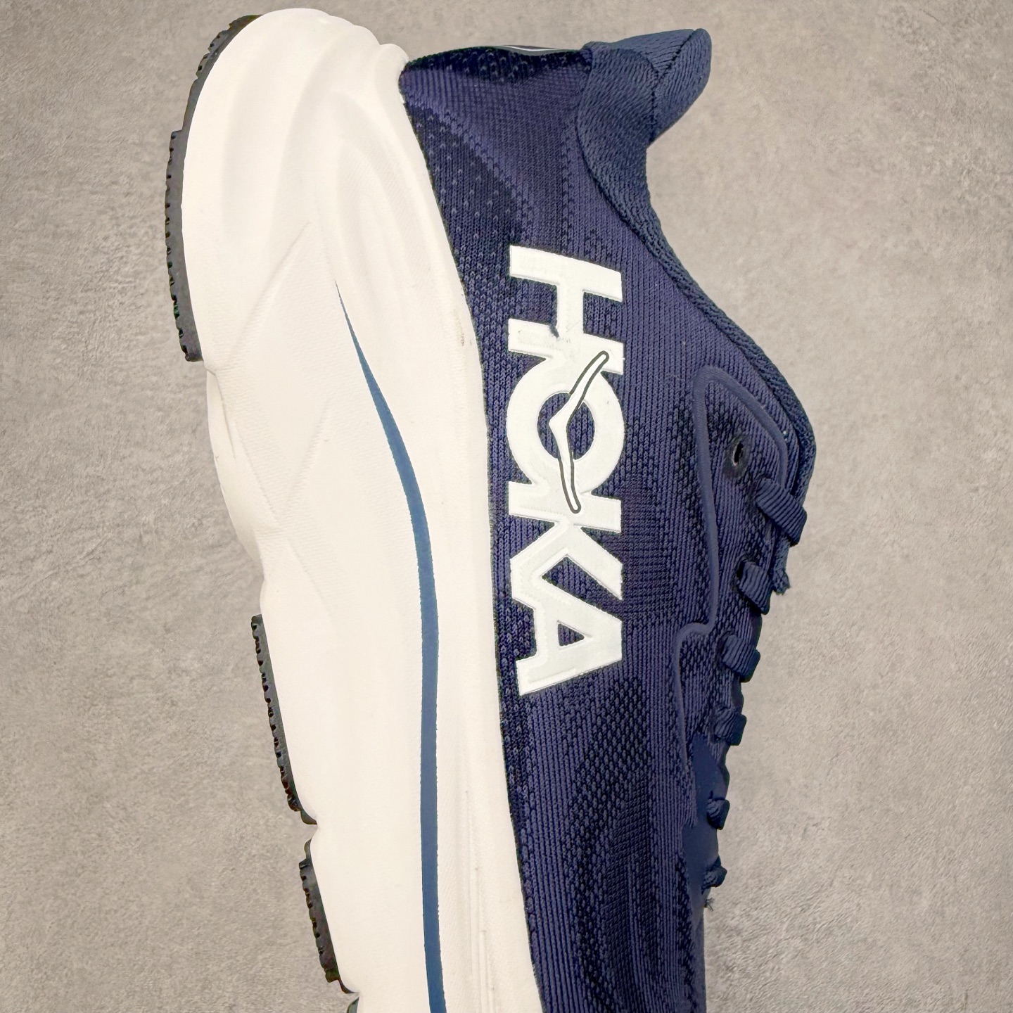 图片[6]-HOKA ONE ONE Clifton 克里夫顿10代专业性能减震公路跑步鞋 轻盈透气的针织网面和纱线的使用让鞋面更挺拔 增强鞋面的强度和支撑性能 搭配柔软的鞋舌 让双脚在舒适包裹中跑的更加畅快 全新泡棉中底 柔软的同时增强回弹性能 为不同跑者提供更平稳流畅的脚感 带来全面的缓冲保护 根据人体工程学设计的延长拉襟 后跟处弹软的海绵填充舒适固定 避免掉跟和摩擦 相比上一代光滑的内衬 Clifton 的内衬增强了摩擦力 避免双脚在鞋内滑动 尺码：36 36.5 37.5 38 38.5 39 40 40.5 41 42 42.5 43 44 44.5 45-选品中心