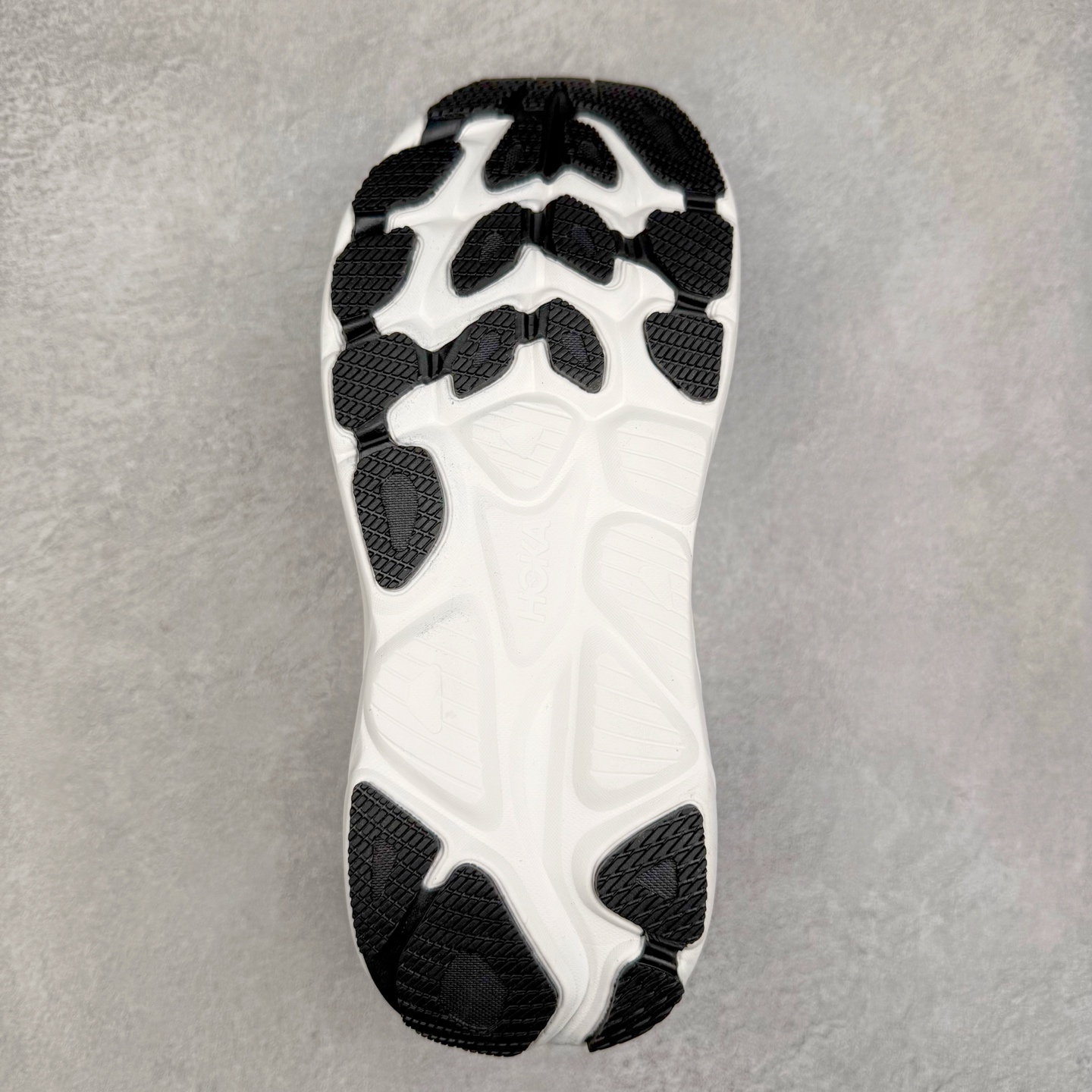 图片[9]-HOKA ONE ONE Clifton 克里夫顿10代专业性能减震公路跑步鞋 轻盈透气的针织网面和纱线的使用让鞋面更挺拔 增强鞋面的强度和支撑性能 搭配柔软的鞋舌 让双脚在舒适包裹中跑的更加畅快 全新泡棉中底 柔软的同时增强回弹性能 为不同跑者提供更平稳流畅的脚感 带来全面的缓冲保护 根据人体工程学设计的延长拉襟 后跟处弹软的海绵填充舒适固定 避免掉跟和摩擦 相比上一代光滑的内衬 Clifton 的内衬增强了摩擦力 避免双脚在鞋内滑动 尺码：36 36.5 37.5 38 38.5 39 40 40.5 41 42 42.5 43 44 44.5 45-选品中心