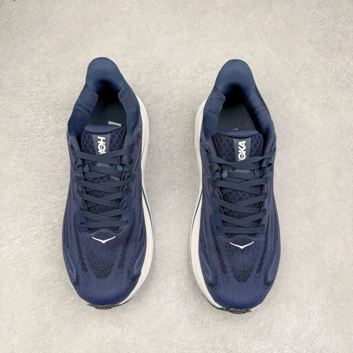 图片[2]-HOKA ONE ONE Clifton 克里夫顿10代专业性能减震公路跑步鞋 轻盈透气的针织网面和纱线的使用让鞋面更挺拔 增强鞋面的强度和支撑性能 搭配柔软的鞋舌 让双脚在舒适包裹中跑的更加畅快 全新泡棉中底 柔软的同时增强回弹性能 为不同跑者提供更平稳流畅的脚感 带来全面的缓冲保护 根据人体工程学设计的延长拉襟 后跟处弹软的海绵填充舒适固定 避免掉跟和摩擦 相比上一代光滑的内衬 Clifton 的内衬增强了摩擦力 避免双脚在鞋内滑动 尺码：36 36.5 37.5 38 38.5 39 40 40.5 41 42 42.5 43 44 44.5 45-选品中心