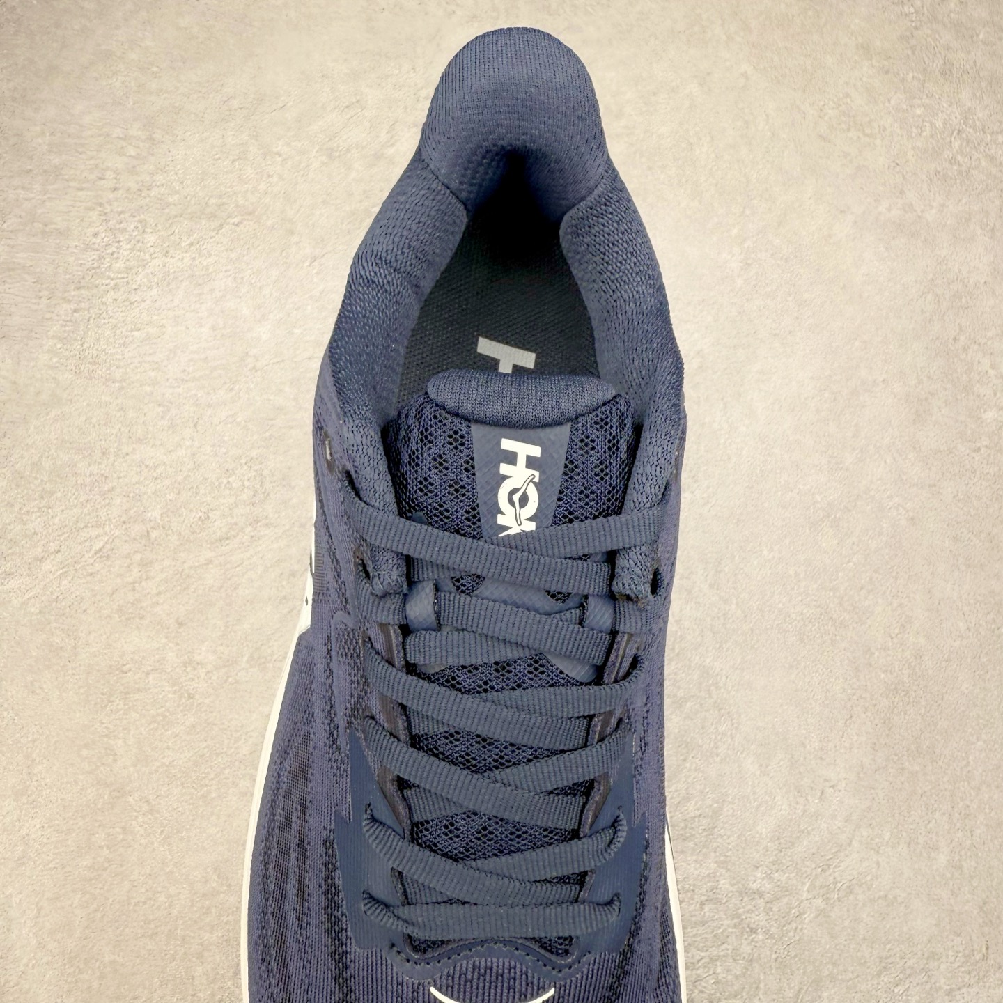 图片[5]-HOKA ONE ONE Clifton 克里夫顿10代专业性能减震公路跑步鞋 轻盈透气的针织网面和纱线的使用让鞋面更挺拔 增强鞋面的强度和支撑性能 搭配柔软的鞋舌 让双脚在舒适包裹中跑的更加畅快 全新泡棉中底 柔软的同时增强回弹性能 为不同跑者提供更平稳流畅的脚感 带来全面的缓冲保护 根据人体工程学设计的延长拉襟 后跟处弹软的海绵填充舒适固定 避免掉跟和摩擦 相比上一代光滑的内衬 Clifton 的内衬增强了摩擦力 避免双脚在鞋内滑动 尺码：36 36.5 37.5 38 38.5 39 40 40.5 41 42 42.5 43 44 44.5 45-选品中心