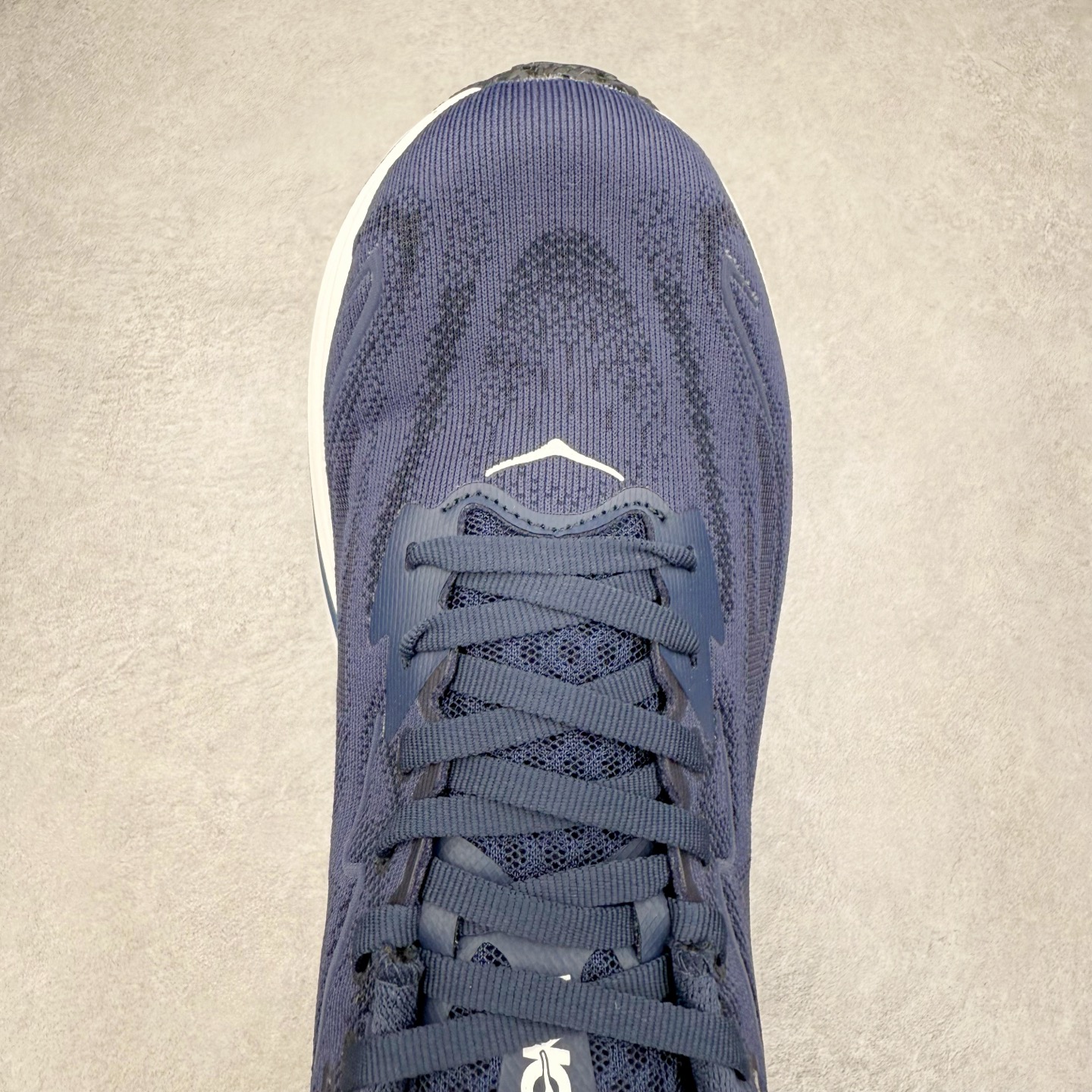 图片[4]-HOKA ONE ONE Clifton 克里夫顿10代专业性能减震公路跑步鞋 轻盈透气的针织网面和纱线的使用让鞋面更挺拔 增强鞋面的强度和支撑性能 搭配柔软的鞋舌 让双脚在舒适包裹中跑的更加畅快 全新泡棉中底 柔软的同时增强回弹性能 为不同跑者提供更平稳流畅的脚感 带来全面的缓冲保护 根据人体工程学设计的延长拉襟 后跟处弹软的海绵填充舒适固定 避免掉跟和摩擦 相比上一代光滑的内衬 Clifton 的内衬增强了摩擦力 避免双脚在鞋内滑动 尺码：36 36.5 37.5 38 38.5 39 40 40.5 41 42 42.5 43 44 44.5 45-选品中心