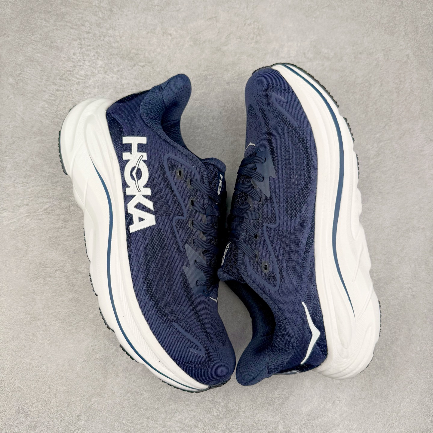 图片[3]-HOKA ONE ONE Clifton 克里夫顿10代专业性能减震公路跑步鞋 轻盈透气的针织网面和纱线的使用让鞋面更挺拔 增强鞋面的强度和支撑性能 搭配柔软的鞋舌 让双脚在舒适包裹中跑的更加畅快 全新泡棉中底 柔软的同时增强回弹性能 为不同跑者提供更平稳流畅的脚感 带来全面的缓冲保护 根据人体工程学设计的延长拉襟 后跟处弹软的海绵填充舒适固定 避免掉跟和摩擦 相比上一代光滑的内衬 Clifton 的内衬增强了摩擦力 避免双脚在鞋内滑动 尺码：36 36.5 37.5 38 38.5 39 40 40.5 41 42 42.5 43 44 44.5 45-选品中心