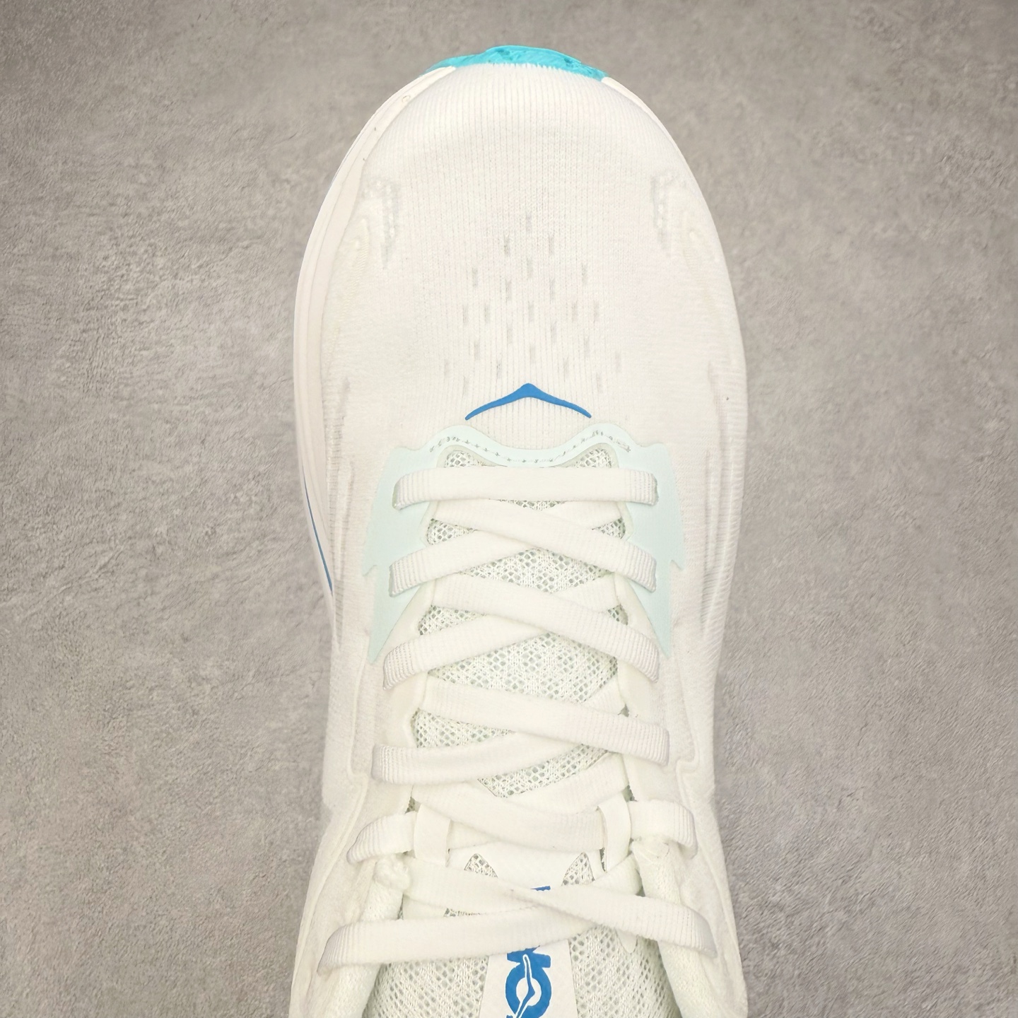 图片[4]-HOKA ONE ONE Clifton 克里夫顿10代专业性能减震公路跑步鞋 轻盈透气的针织网面和纱线的使用让鞋面更挺拔 增强鞋面的强度和支撑性能 搭配柔软的鞋舌 让双脚在舒适包裹中跑的更加畅快 全新泡棉中底 柔软的同时增强回弹性能 为不同跑者提供更平稳流畅的脚感 带来全面的缓冲保护 根据人体工程学设计的延长拉襟 后跟处弹软的海绵填充舒适固定 避免掉跟和摩擦 相比上一代光滑的内衬 Clifton 的内衬增强了摩擦力 避免双脚在鞋内滑动 尺码：36 36.5 37.5 38 38.5 39 40 40.5 41 42 42.5 43 44 44.5 45-选品中心