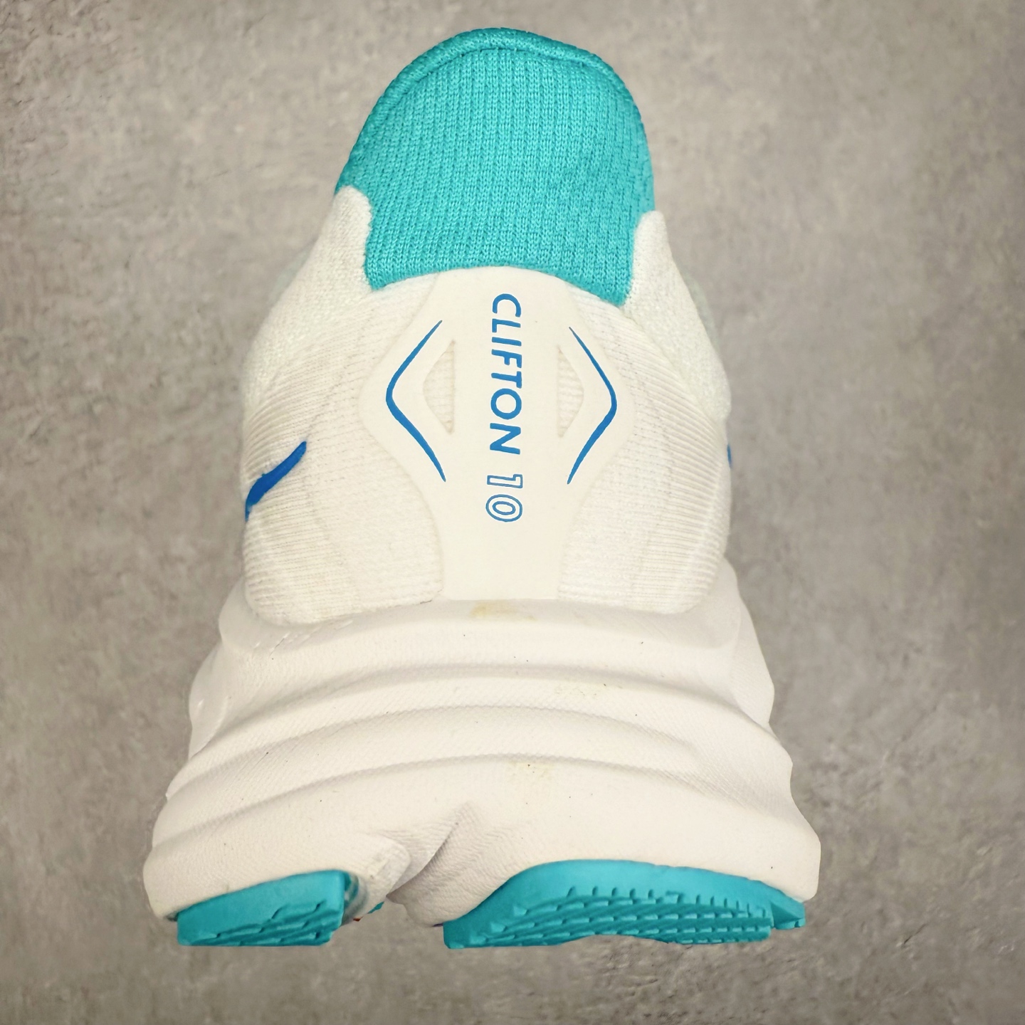 图片[8]-HOKA ONE ONE Clifton 克里夫顿10代专业性能减震公路跑步鞋 轻盈透气的针织网面和纱线的使用让鞋面更挺拔 增强鞋面的强度和支撑性能 搭配柔软的鞋舌 让双脚在舒适包裹中跑的更加畅快 全新泡棉中底 柔软的同时增强回弹性能 为不同跑者提供更平稳流畅的脚感 带来全面的缓冲保护 根据人体工程学设计的延长拉襟 后跟处弹软的海绵填充舒适固定 避免掉跟和摩擦 相比上一代光滑的内衬 Clifton 的内衬增强了摩擦力 避免双脚在鞋内滑动 尺码：36 36.5 37.5 38 38.5 39 40 40.5 41 42 42.5 43 44 44.5 45-选品中心