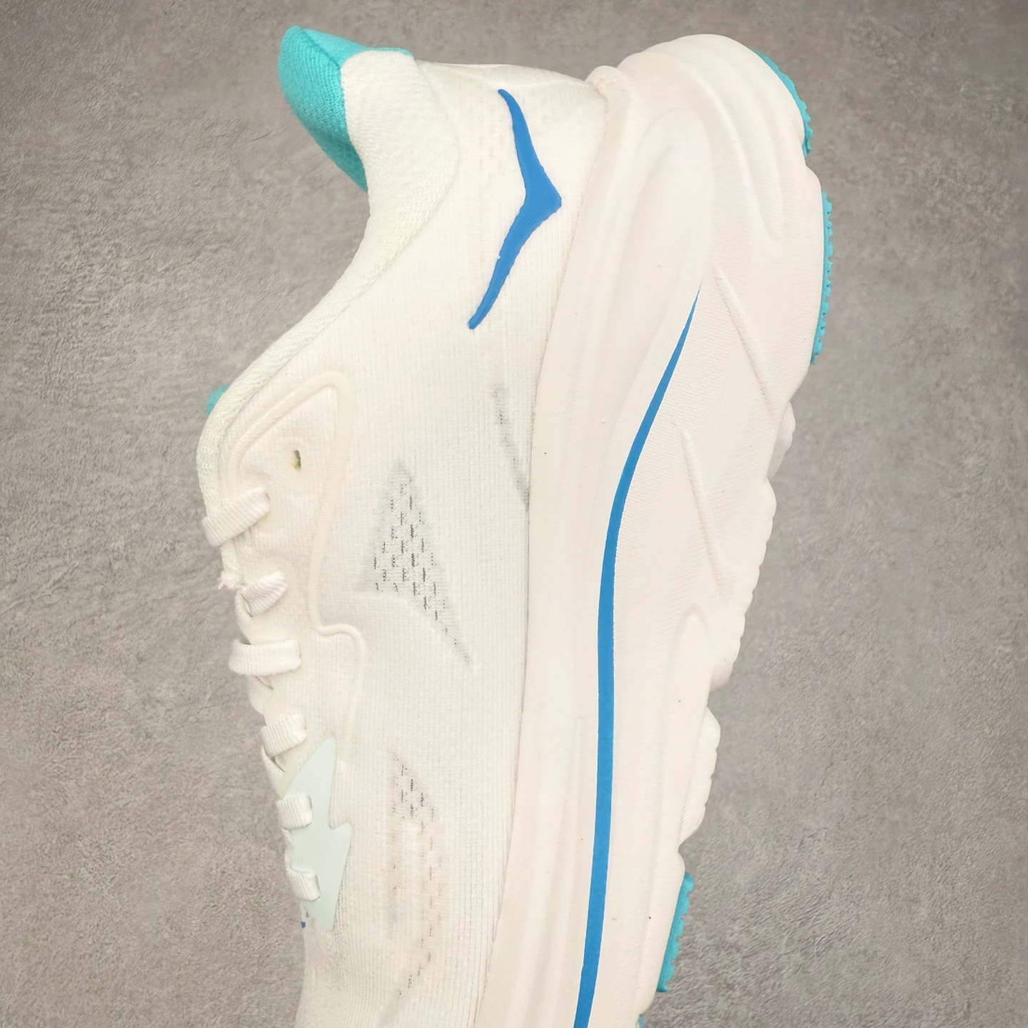 图片[7]-HOKA ONE ONE Clifton 克里夫顿10代专业性能减震公路跑步鞋 轻盈透气的针织网面和纱线的使用让鞋面更挺拔 增强鞋面的强度和支撑性能 搭配柔软的鞋舌 让双脚在舒适包裹中跑的更加畅快 全新泡棉中底 柔软的同时增强回弹性能 为不同跑者提供更平稳流畅的脚感 带来全面的缓冲保护 根据人体工程学设计的延长拉襟 后跟处弹软的海绵填充舒适固定 避免掉跟和摩擦 相比上一代光滑的内衬 Clifton 的内衬增强了摩擦力 避免双脚在鞋内滑动 尺码：36 36.5 37.5 38 38.5 39 40 40.5 41 42 42.5 43 44 44.5 45-选品中心