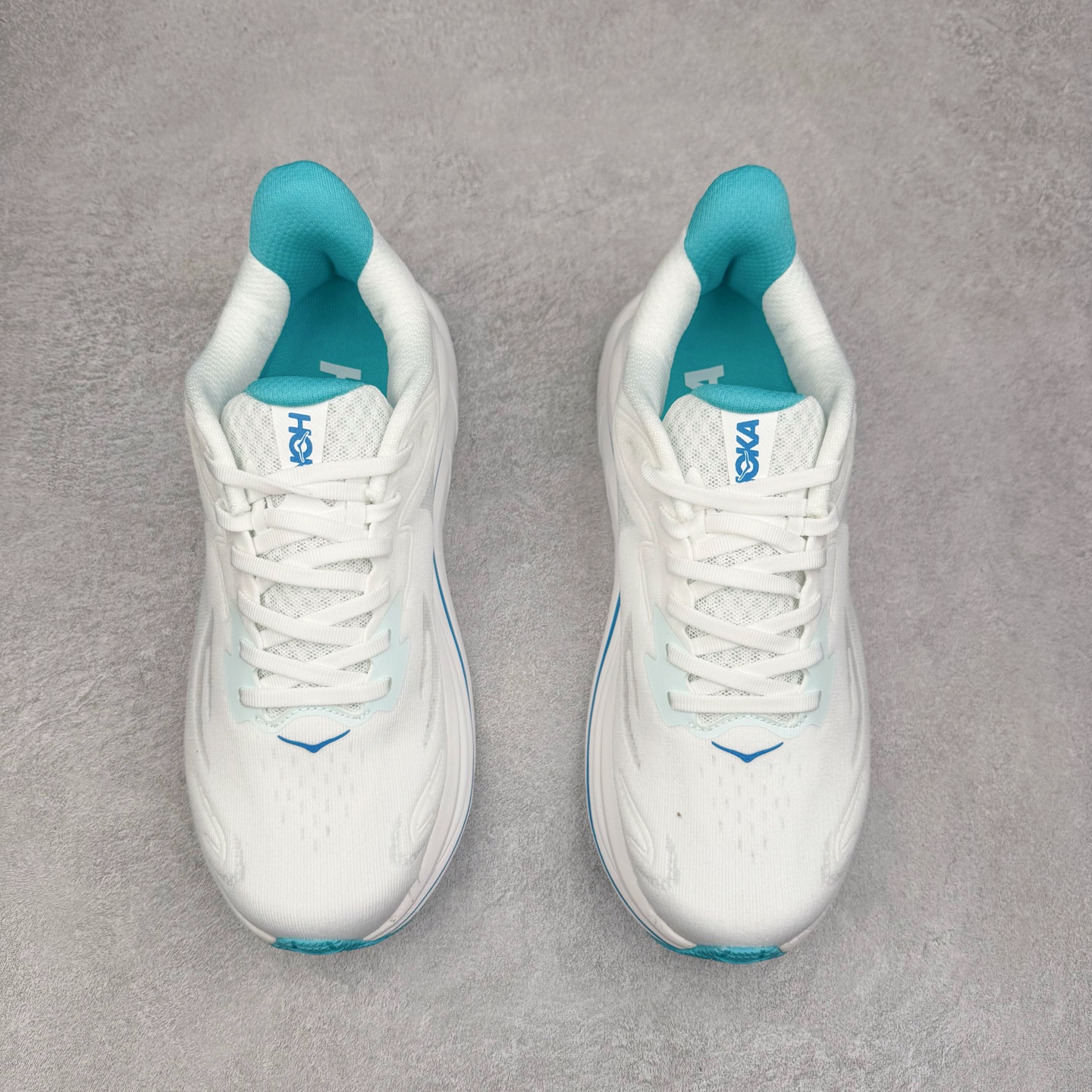 图片[2]-HOKA ONE ONE Clifton 克里夫顿10代专业性能减震公路跑步鞋 轻盈透气的针织网面和纱线的使用让鞋面更挺拔 增强鞋面的强度和支撑性能 搭配柔软的鞋舌 让双脚在舒适包裹中跑的更加畅快 全新泡棉中底 柔软的同时增强回弹性能 为不同跑者提供更平稳流畅的脚感 带来全面的缓冲保护 根据人体工程学设计的延长拉襟 后跟处弹软的海绵填充舒适固定 避免掉跟和摩擦 相比上一代光滑的内衬 Clifton 的内衬增强了摩擦力 避免双脚在鞋内滑动 尺码：36 36.5 37.5 38 38.5 39 40 40.5 41 42 42.5 43 44 44.5 45-选品中心