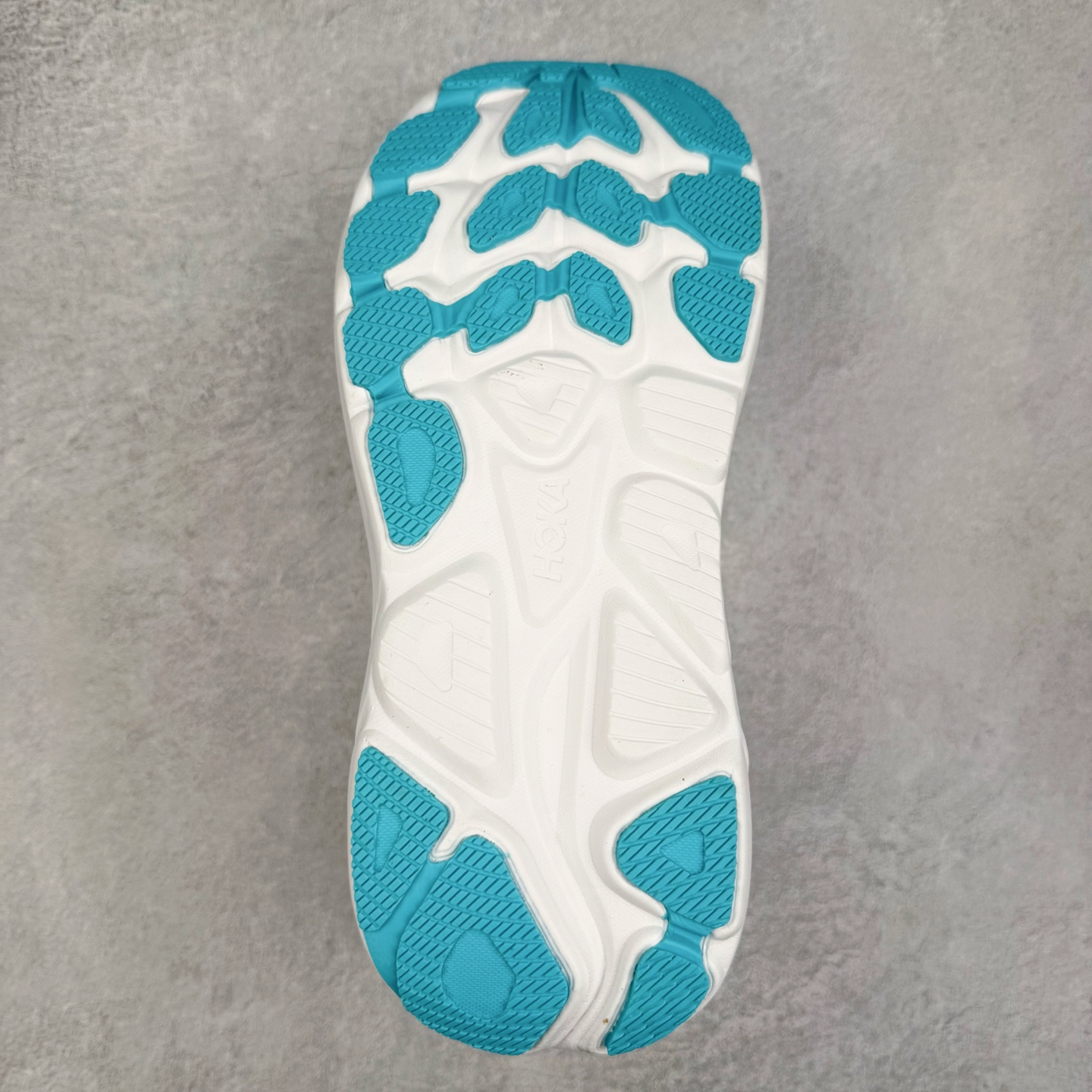 图片[9]-HOKA ONE ONE Clifton 克里夫顿10代专业性能减震公路跑步鞋 轻盈透气的针织网面和纱线的使用让鞋面更挺拔 增强鞋面的强度和支撑性能 搭配柔软的鞋舌 让双脚在舒适包裹中跑的更加畅快 全新泡棉中底 柔软的同时增强回弹性能 为不同跑者提供更平稳流畅的脚感 带来全面的缓冲保护 根据人体工程学设计的延长拉襟 后跟处弹软的海绵填充舒适固定 避免掉跟和摩擦 相比上一代光滑的内衬 Clifton 的内衬增强了摩擦力 避免双脚在鞋内滑动 尺码：36 36.5 37.5 38 38.5 39 40 40.5 41 42 42.5 43 44 44.5 45-选品中心