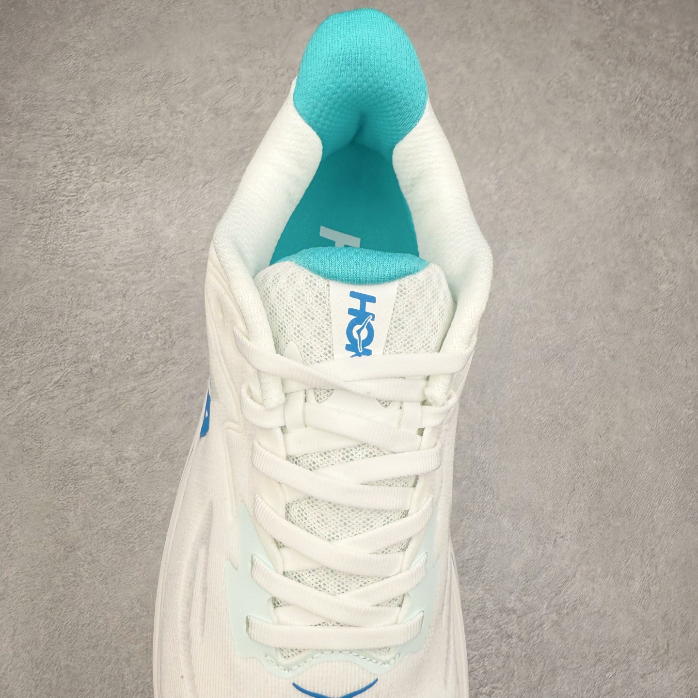 图片[5]-HOKA ONE ONE Clifton 克里夫顿10代专业性能减震公路跑步鞋 轻盈透气的针织网面和纱线的使用让鞋面更挺拔 增强鞋面的强度和支撑性能 搭配柔软的鞋舌 让双脚在舒适包裹中跑的更加畅快 全新泡棉中底 柔软的同时增强回弹性能 为不同跑者提供更平稳流畅的脚感 带来全面的缓冲保护 根据人体工程学设计的延长拉襟 后跟处弹软的海绵填充舒适固定 避免掉跟和摩擦 相比上一代光滑的内衬 Clifton 的内衬增强了摩擦力 避免双脚在鞋内滑动 尺码：36 36.5 37.5 38 38.5 39 40 40.5 41 42 42.5 43 44 44.5 45-选品中心