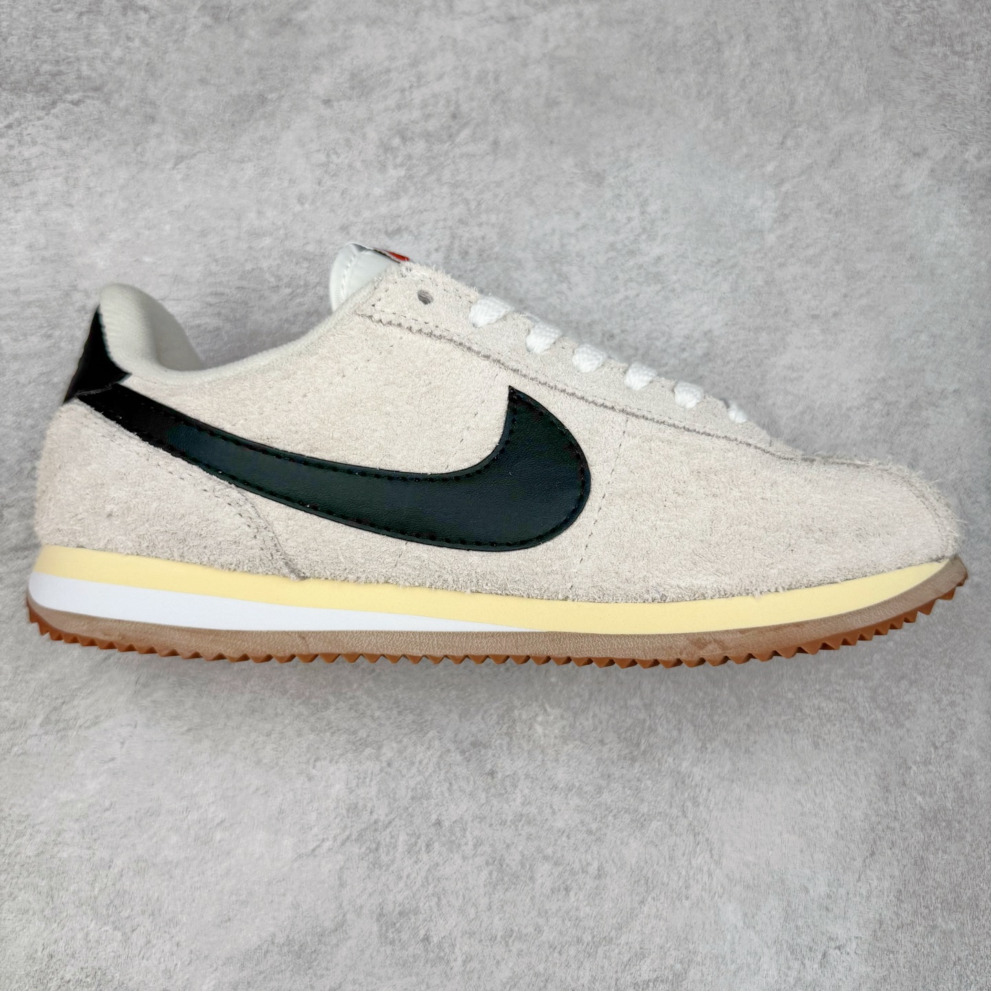 NK Classic Cortez Leather 阿甘复古初代皮革慢跑鞋 实体平台指令订单 全套原纸板楦头开发 原厂数据大底磨具 一比一鞋头弧度高度鞋身弧度 细节品控鞋型随意对比 正确烫金高频细节 公司级标准检验QC 区分市面一切版本 完美复刻阿甘复古鞋型 尺码:35.5 36 36.5 37.5 38 38.5 39 40 40.5 41 42 42.5 43 44 45-选品中心