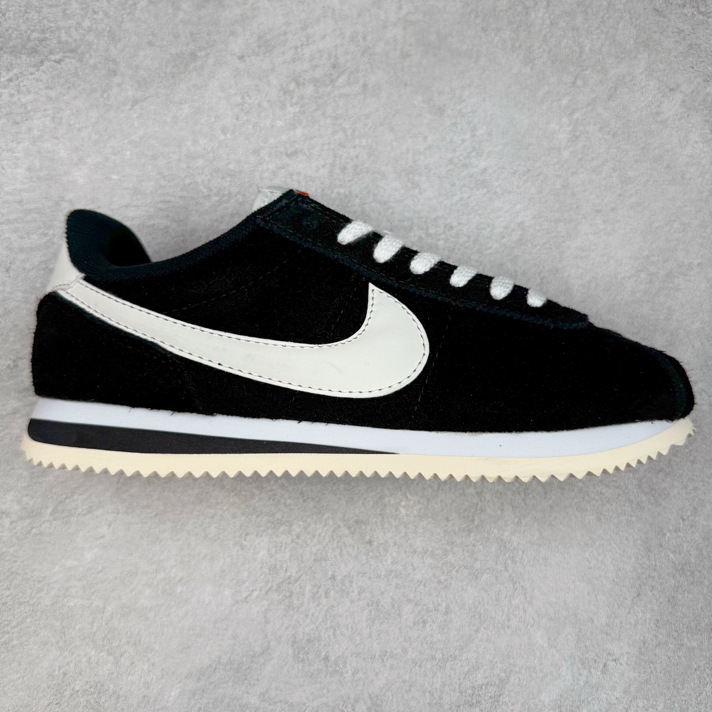 NK Classic Cortez Leather 阿甘复古初代皮革慢跑鞋 实体平台指令订单 全套原纸板楦头开发 原厂数据大底磨具 一比一鞋头弧度高度鞋身弧度 细节品控鞋型随意对比 正确烫金高频细节 公司级标准检验QC 区分市面一切版本 完美复刻阿甘复古鞋型 尺码：35.5 36 36.5 37.5 38 38.5 39 40 40.5 41 42 42.5 43 44 45-选品中心