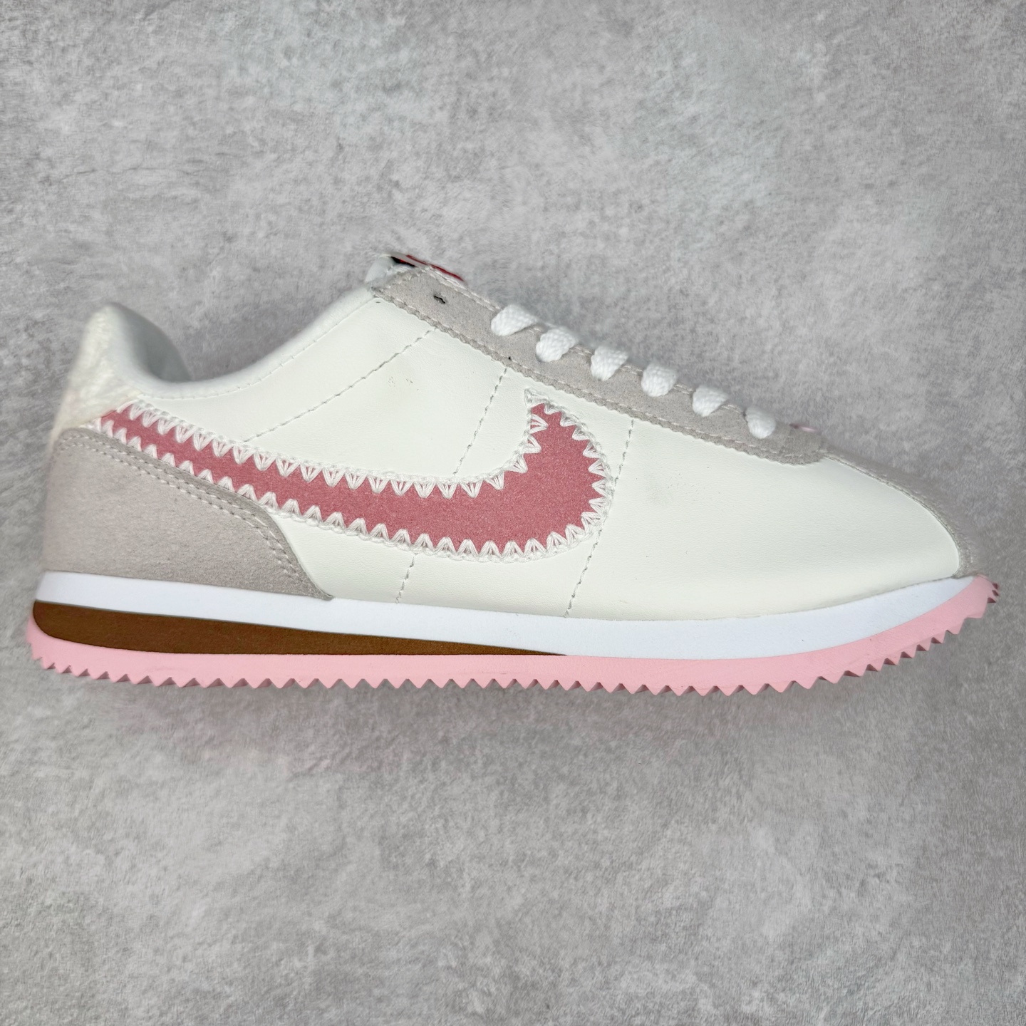 NK Classic Cortez Leather 阿甘复古初代皮革慢跑鞋 实体平台指令订单 全套原纸板楦头开发 原厂数据大底磨具 一比一鞋头弧度高度鞋身弧度 细节品控鞋型随意对比 正确烫金高频细节 公司级标准检验QC 区分市面一切版本 完美复刻阿甘复古鞋型 尺码：35.5 36 36.5 37.5 38 38.5 39 40 40.5 41 42 42.5 43 44 45-选品中心
