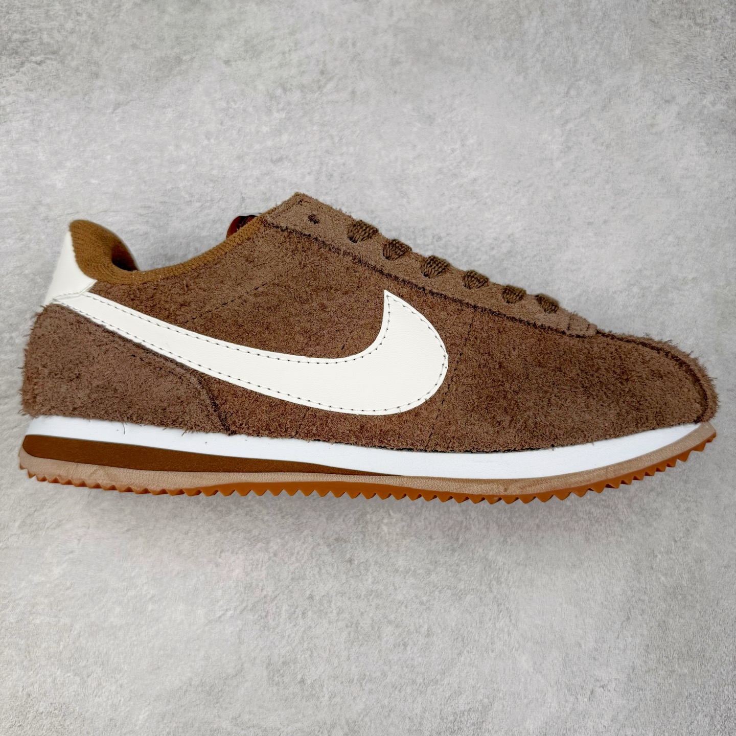 NK Classic Cortez Leather 阿甘复古初代皮革慢跑鞋 实体平台指令订单 全套原纸板楦头开发 原厂数据大底磨具 一比一鞋头弧度高度鞋身弧度 细节品控鞋型随意对比 正确烫金高频细节 公司级标准检验QC 区分市面一切版本 完美复刻阿甘复古鞋型 尺码：35.5 36 36.5 37.5 38 38.5 39 40 40.5 41 42 42.5 43 44 45-选品中心