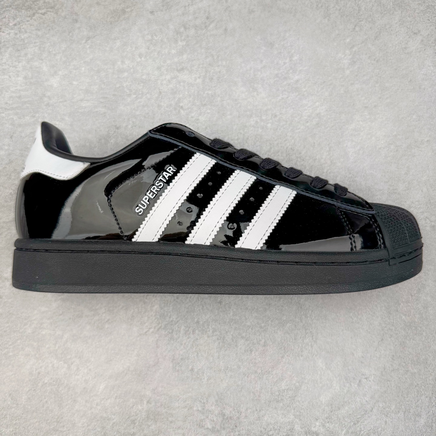 AD Originals Superstar 经典复古贝壳头板鞋 JH7756 诞生于1969年 是第一双将全皮面鞋 身与橡胶鞋头结合在一起的低帮篮球鞋 Superstar最开始 是作为高帮篮球鞋Pro Model的低帮版本而出现的 但因为其独特和醒目的橡胶鞋头造型而让大家熟知 被大家形象地称为\\\