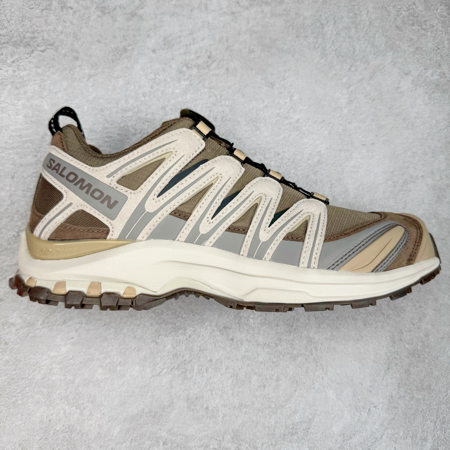 ＃HP纯原 SALOMON XA Pro 3D ADV 萨洛蒙潮流越野机能户外功能鞋 虎扑平台特供订单 耗时半年巨作 全套原纸板楦头开发 原厂特供网布配套加持 确保原汁原味 完美呈现版型 原档数据独家私模五层组合大底 男女鞋同步官方开发至46.5 原装Ortholite轻量化鞋垫 中底布带钢印编号 原厂TPU锁扣 进口港宝加持 后跟自然饱满 还原公司包裹性 鞋面采用SENSIFT贴合技术 全方位贴合包裹脚型 鞋跟部鞋底牵引设计 提供强大的抓地性能 更适应野外崎岖不平的道路 其3D ADVANCED CHASSIS底盘 材料轻量大化 钉齿设计更具稳定性 防护性 鞋底易磨损区运用CONTAGRIP高耐磨材料 应对城市硬质路面长距离跑考验 尺码：36 36.5 37.5 38 38.5 39 40 40.5 41 42 42.5 43 44 44.5 45 46 46.5-选品中心