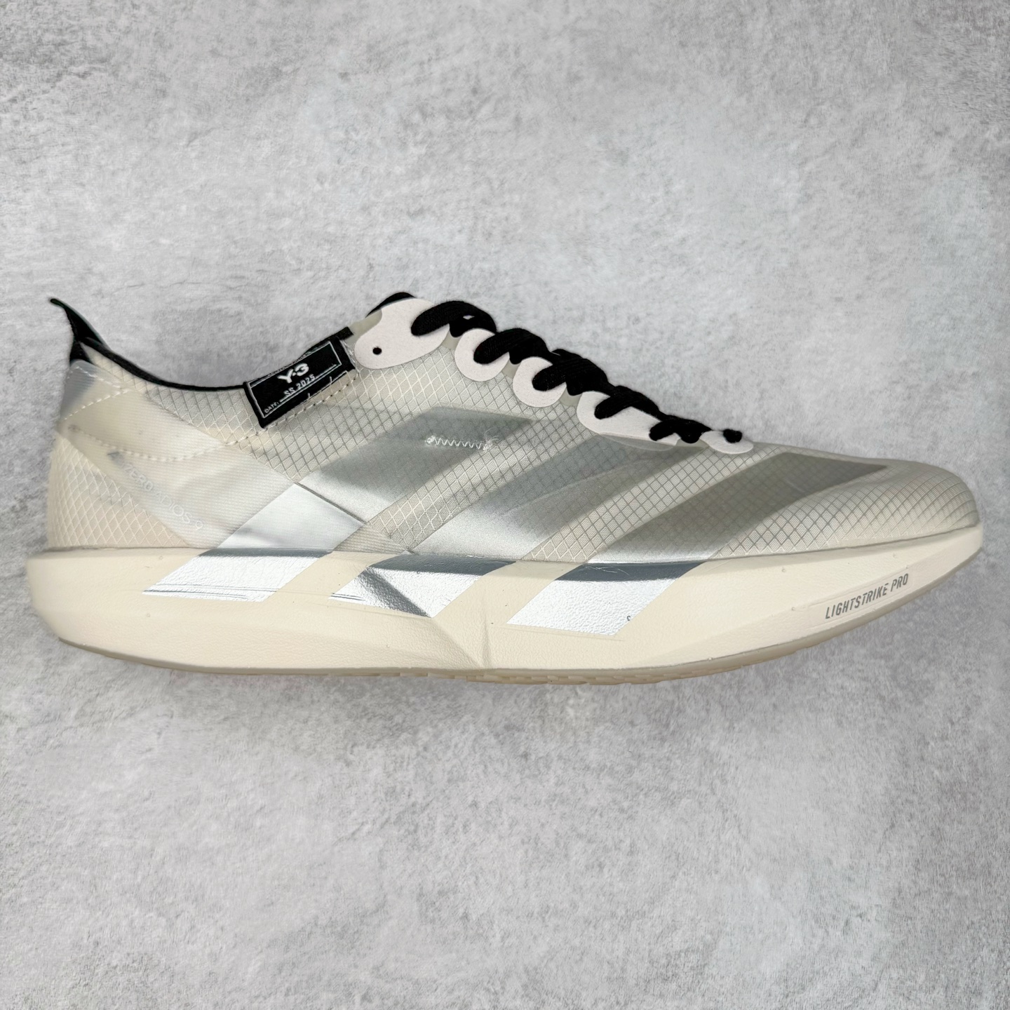 Y-3 Adizero Adios 9 时尚简约舒适潮流 织物耐磨低帮跑步鞋 Y-3，这个由世界顶级设计师山本耀司（YohjiYamamoto）担任创意总监与adidas合作的全新品牌正式于2006春夏进入中国。品牌的Y代表YohjiYamamoto，而3则代表adidas三条线的logo。创意总监山本耀司将其个人品牌的简洁、极具设计感的风格融入Y-3，完美地给我们展现一个高档时尚的运动品牌形象。朴实与冷静是Y-3的基本形象概念。Y-3的时尚本质是运动的，被誉为“黑色魔法师\\\”的山本耀司使传统运动品牌adidas赫然跃上了Fashion的版面，运动装从此也登上大雅之堂。尺码：35.5 36 36.5 37 38 38.5 39 40 40.5 41 42 42.5 43 44 44.5 45-选品中心