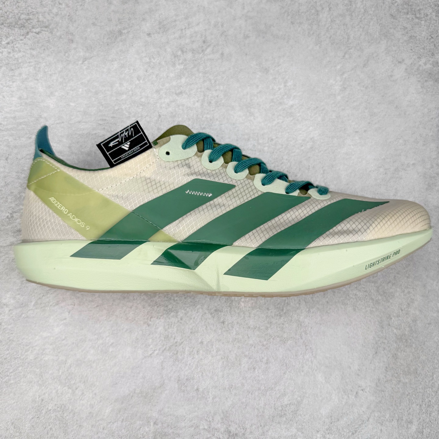 Y-3 Adizero Adios 9 时尚简约舒适潮流 织物耐磨低帮跑步鞋 Y-3，这个由世界顶级设计师山本耀司（YohjiYamamoto）担任创意总监与adidas合作的全新品牌正式于2006春夏进入中国。品牌的Y代表YohjiYamamoto，而3则代表adidas三条线的logo。创意总监山本耀司将其个人品牌的简洁、极具设计感的风格融入Y-3，完美地给我们展现一个高档时尚的运动品牌形象。朴实与冷静是Y-3的基本形象概念。Y-3的时尚本质是运动的，被誉为“黑色魔法师\\\”的山本耀司使传统运动品牌adidas赫然跃上了Fashion的版面，运动装从此也登上大雅之堂。尺码：35.5 36 36.5 37 38 38.5 39 40 40.5 41 42 42.5 43 44 44.5 45-选品中心