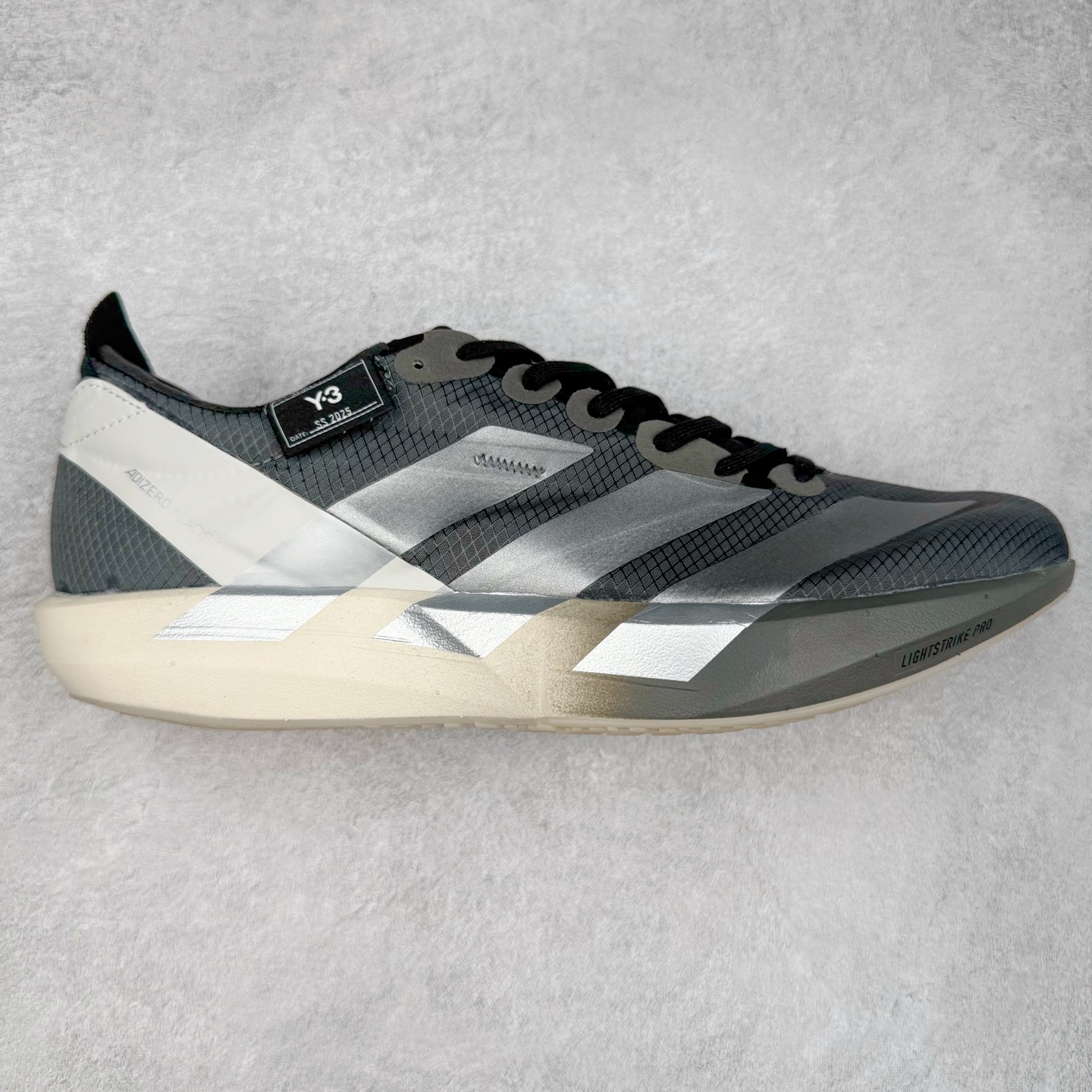 Y-3 Adizero Adios 9 时尚简约舒适潮流 织物耐磨低帮跑步鞋 Y-3，这个由世界顶级设计师山本耀司（YohjiYamamoto）担任创意总监与adidas合作的全新品牌正式于2006春夏进入中国。品牌的Y代表YohjiYamamoto，而3则代表adidas三条线的logo。创意总监山本耀司将其个人品牌的简洁、极具设计感的风格融入Y-3，完美地给我们展现一个高档时尚的运动品牌形象。朴实与冷静是Y-3的基本形象概念。Y-3的时尚本质是运动的，被誉为“黑色魔法师\\\”的山本耀司使传统运动品牌adidas赫然跃上了Fashion的版面，运动装从此也登上大雅之堂。尺码：35.5 36 36.5 37 38 38.5 39 40 40.5 41 42 42.5 43 44 44.5 45-选品中心