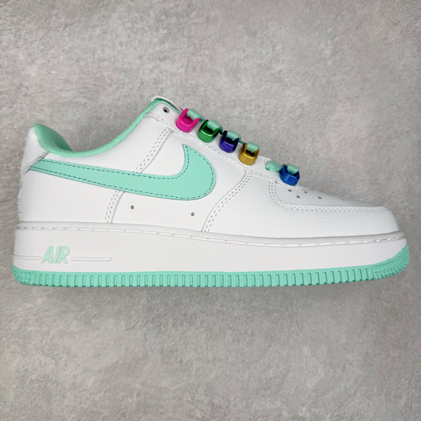 NK Air Force 1´07 Low 空军一号低帮百搭休闲运动板鞋 DH7561-107 柔软、弹性十足的缓震性能和出色的中底设计 横跨复古与现代的外型结合 造就出风靡全球 三十多年的Force 1 直到今天还深受青睐 实拍调校N版已经零色差零失真 百分百还原实物色彩所见即所得 不存在货不对板色差等低级问题 选购参考实物拍摄 不混卖不参货 只用心做好货严格选品 承诺混一赔十 尺码：36 36.5 37.5 38 38.5 39 40 40.5 41 42 42.5 43 44 44.5 45-选品中心