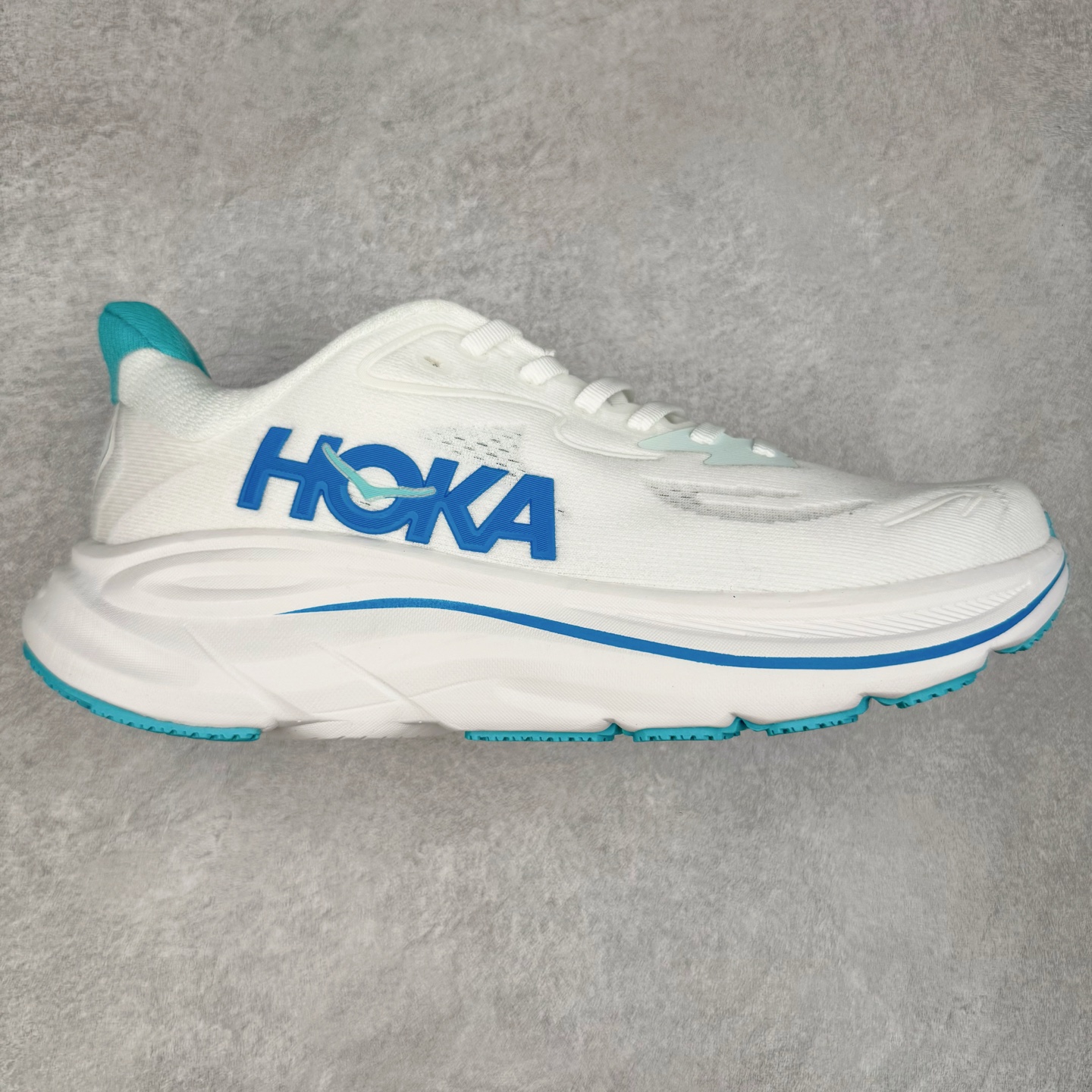 HOKA ONE ONE Clifton 克里夫顿10代专业性能减震公路跑步鞋 轻盈透气的针织网面和纱线的使用让鞋面更挺拔 增强鞋面的强度和支撑性能 搭配柔软的鞋舌 让双脚在舒适包裹中跑的更加畅快 全新泡棉中底 柔软的同时增强回弹性能 为不同跑者提供更平稳流畅的脚感 带来全面的缓冲保护 根据人体工程学设计的延长拉襟 后跟处弹软的海绵填充舒适固定 避免掉跟和摩擦 相比上一代光滑的内衬 Clifton 的内衬增强了摩擦力 避免双脚在鞋内滑动 尺码：36 36.5 37.5 38 38.5 39 40 40.5 41 42 42.5 43 44 44.5 45-选品中心