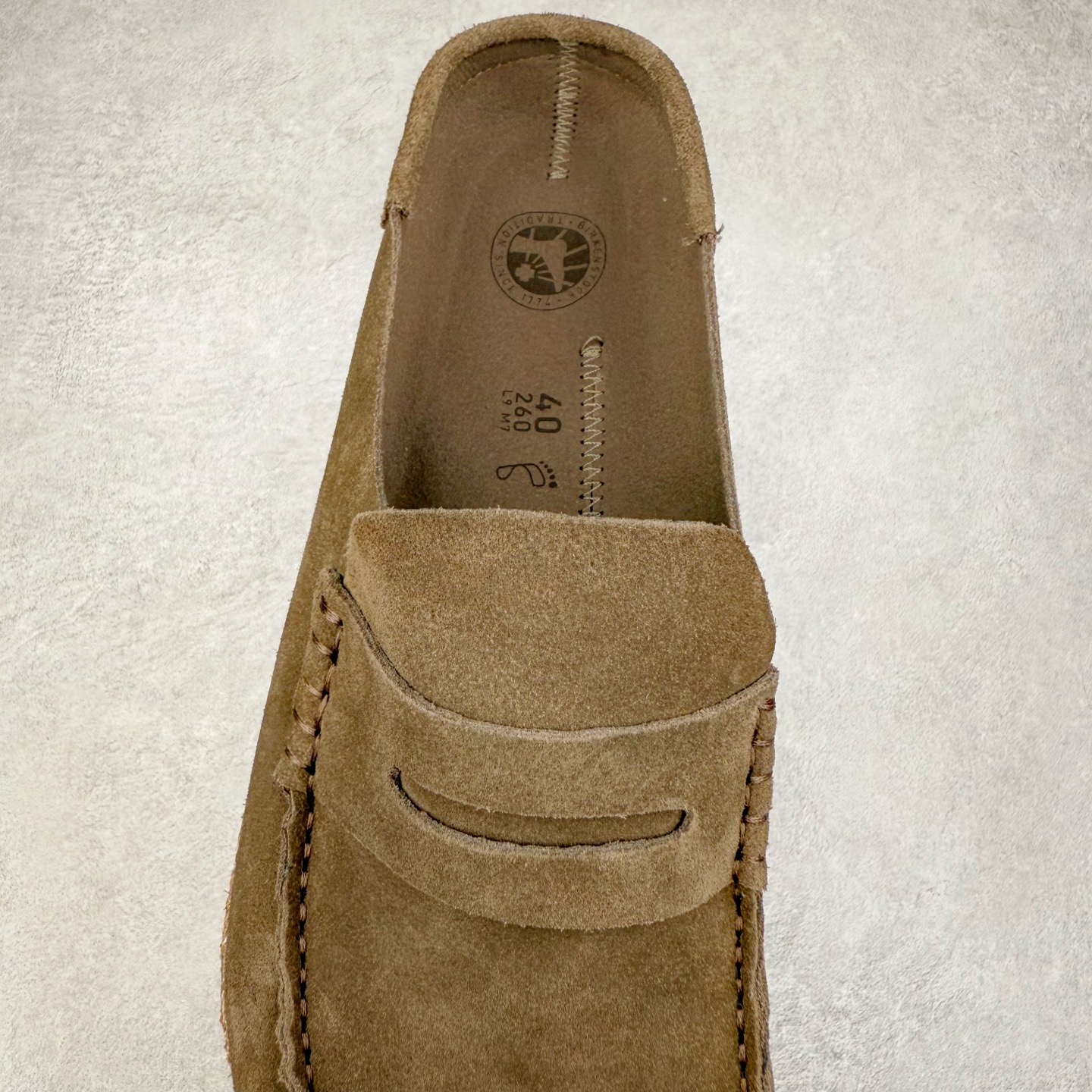 图片[5]-＃GD广顶 Birkenstock Naples 勃肯绒面舒适圆头百搭增高厚底包头拖鞋男女同款 牛皮绒面革质地柔软 搭配可调节鞋扣提升穿着舒适度 人体工学设计分散脚部压力 保护脚踝 软木乳胶鞋床具有一定的收缩性 长时间穿着后能贴合脚型 EVA鞋底回弹性和抗张性力高 具有良好的防震、缓冲性 四季皆宜 柔软的鞋床采用额外的泡沫缓冲层 提供额外的舒适感和全天支撑 全网独家首发 源于德国的严谨工艺 牛巴戎面 中层松木 EVA 三层组合大底 优质牛皮面料五金扣 出口订单 尺码：35-45-选品中心