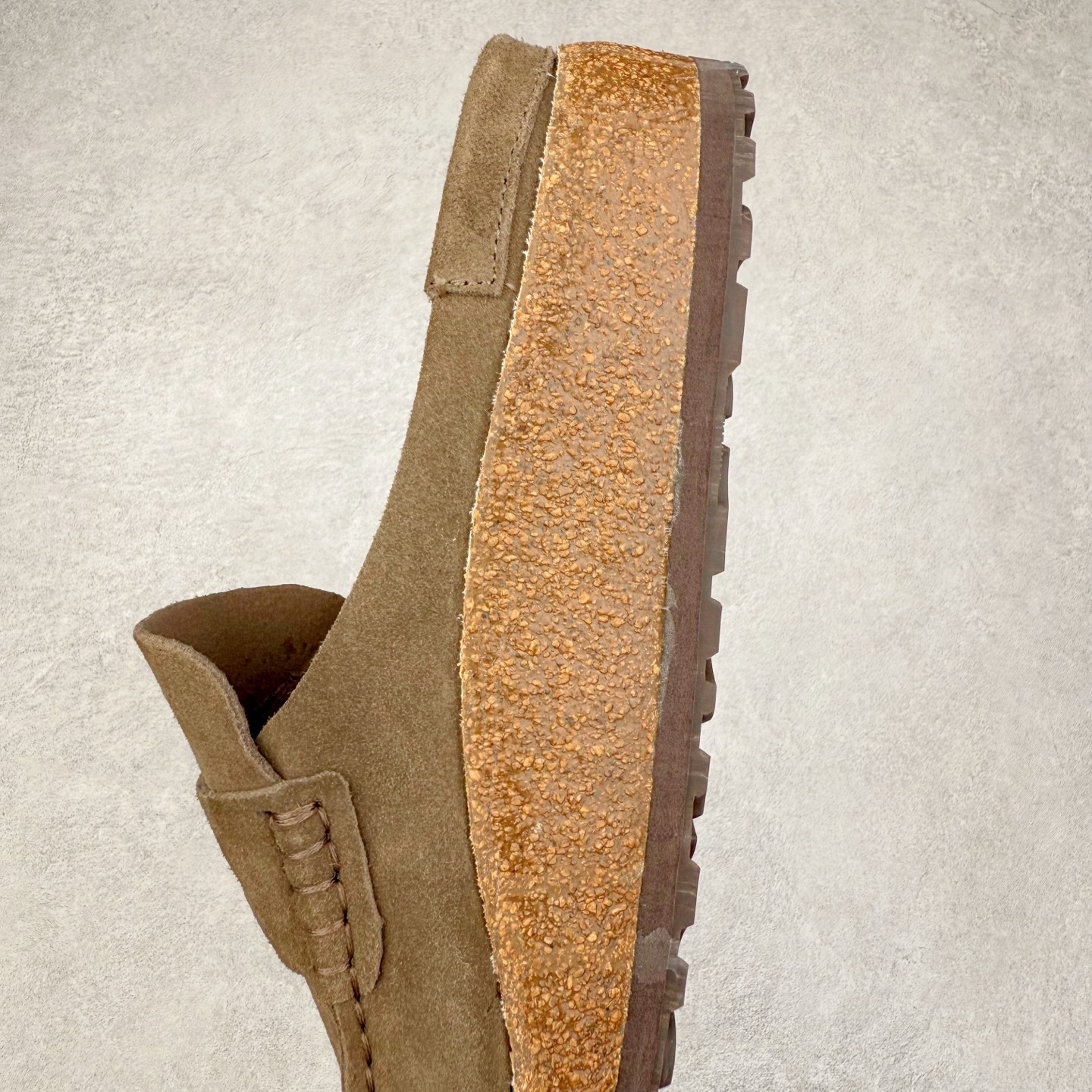 图片[7]-＃GD广顶 Birkenstock Naples 勃肯绒面舒适圆头百搭增高厚底包头拖鞋男女同款 牛皮绒面革质地柔软 搭配可调节鞋扣提升穿着舒适度 人体工学设计分散脚部压力 保护脚踝 软木乳胶鞋床具有一定的收缩性 长时间穿着后能贴合脚型 EVA鞋底回弹性和抗张性力高 具有良好的防震、缓冲性 四季皆宜 柔软的鞋床采用额外的泡沫缓冲层 提供额外的舒适感和全天支撑 全网独家首发 源于德国的严谨工艺 牛巴戎面 中层松木 EVA 三层组合大底 优质牛皮面料五金扣 出口订单 尺码：35-45-选品中心