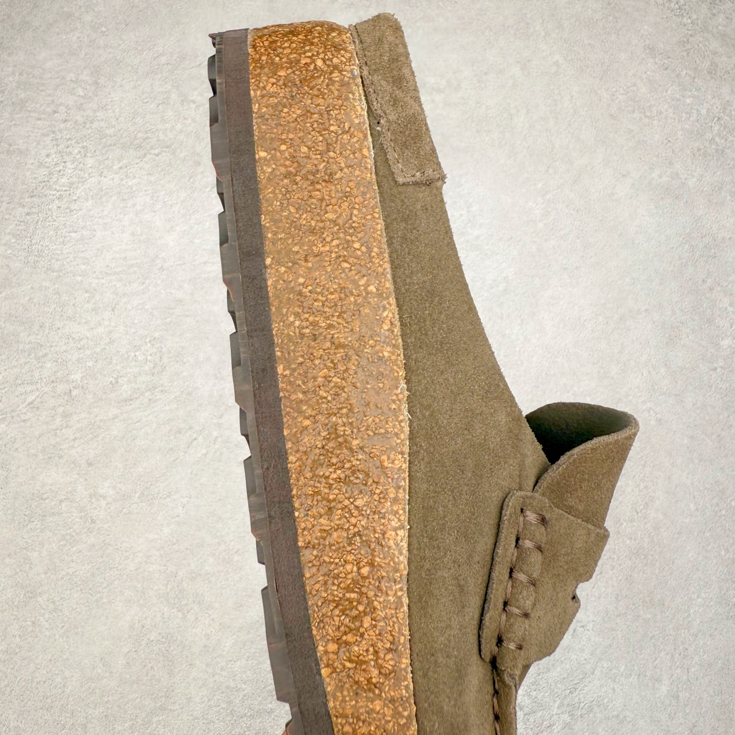 图片[6]-＃GD广顶 Birkenstock Naples 勃肯绒面舒适圆头百搭增高厚底包头拖鞋男女同款 牛皮绒面革质地柔软 搭配可调节鞋扣提升穿着舒适度 人体工学设计分散脚部压力 保护脚踝 软木乳胶鞋床具有一定的收缩性 长时间穿着后能贴合脚型 EVA鞋底回弹性和抗张性力高 具有良好的防震、缓冲性 四季皆宜 柔软的鞋床采用额外的泡沫缓冲层 提供额外的舒适感和全天支撑 全网独家首发 源于德国的严谨工艺 牛巴戎面 中层松木 EVA 三层组合大底 优质牛皮面料五金扣 出口订单 尺码：35-45-选品中心