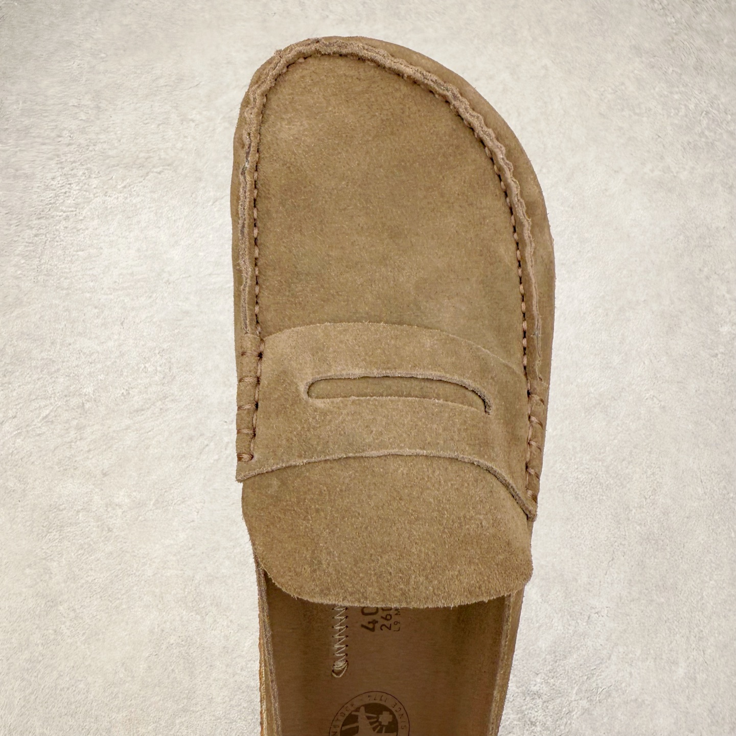 图片[4]-＃GD广顶 Birkenstock Naples 勃肯绒面舒适圆头百搭增高厚底包头拖鞋男女同款 牛皮绒面革质地柔软 搭配可调节鞋扣提升穿着舒适度 人体工学设计分散脚部压力 保护脚踝 软木乳胶鞋床具有一定的收缩性 长时间穿着后能贴合脚型 EVA鞋底回弹性和抗张性力高 具有良好的防震、缓冲性 四季皆宜 柔软的鞋床采用额外的泡沫缓冲层 提供额外的舒适感和全天支撑 全网独家首发 源于德国的严谨工艺 牛巴戎面 中层松木 EVA 三层组合大底 优质牛皮面料五金扣 出口订单 尺码：35-45-选品中心