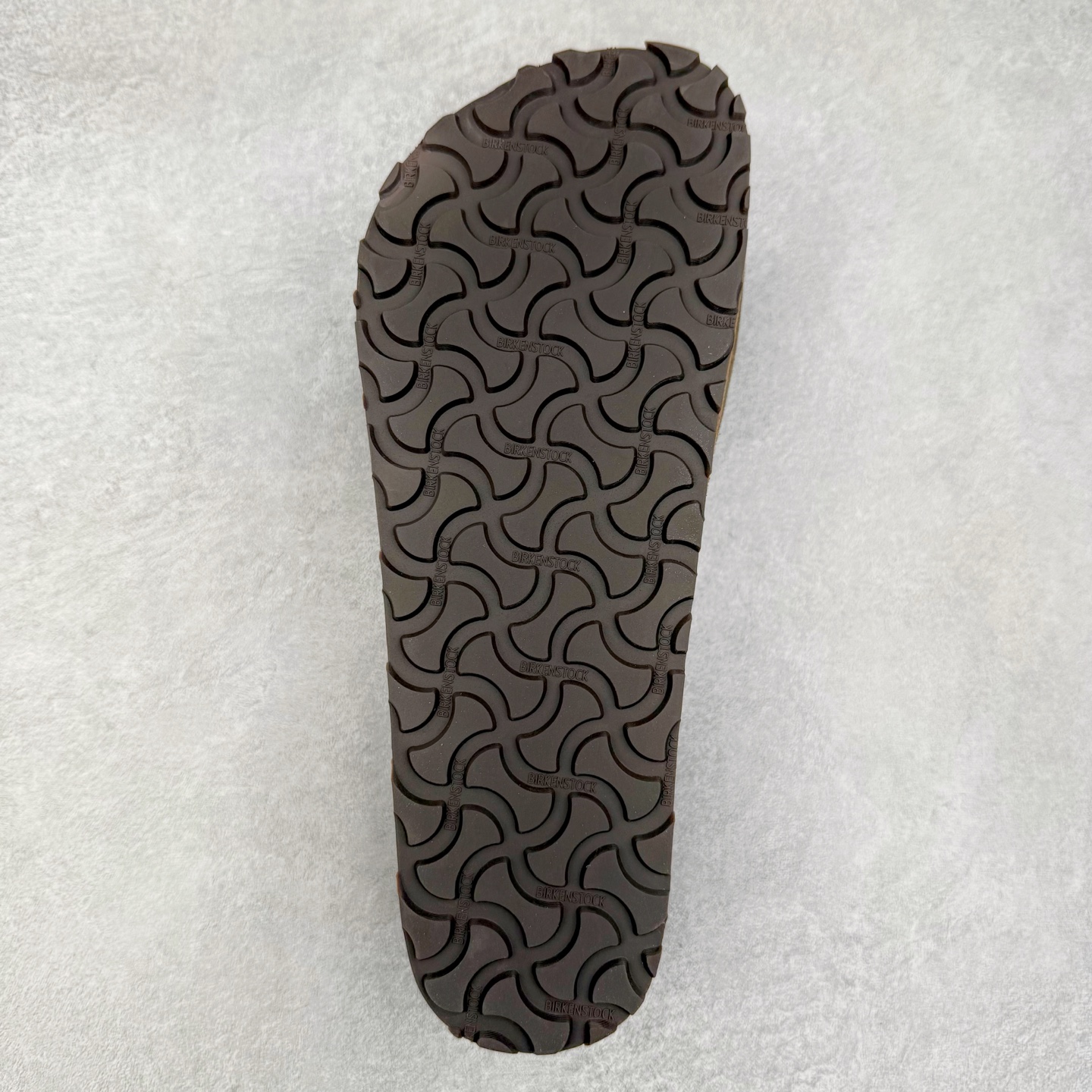 图片[9]-＃GD广顶 Birkenstock Naples 勃肯绒面舒适圆头百搭增高厚底包头拖鞋男女同款 牛皮绒面革质地柔软 搭配可调节鞋扣提升穿着舒适度 人体工学设计分散脚部压力 保护脚踝 软木乳胶鞋床具有一定的收缩性 长时间穿着后能贴合脚型 EVA鞋底回弹性和抗张性力高 具有良好的防震、缓冲性 四季皆宜 柔软的鞋床采用额外的泡沫缓冲层 提供额外的舒适感和全天支撑 全网独家首发 源于德国的严谨工艺 牛巴戎面 中层松木 EVA 三层组合大底 优质牛皮面料五金扣 出口订单 尺码：35-45-选品中心