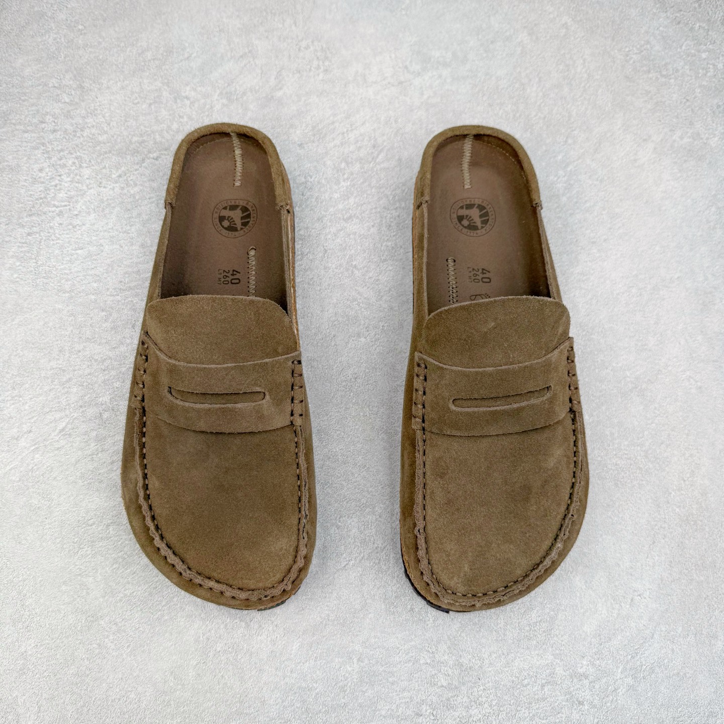 图片[2]-＃GD广顶 Birkenstock Naples 勃肯绒面舒适圆头百搭增高厚底包头拖鞋男女同款 牛皮绒面革质地柔软 搭配可调节鞋扣提升穿着舒适度 人体工学设计分散脚部压力 保护脚踝 软木乳胶鞋床具有一定的收缩性 长时间穿着后能贴合脚型 EVA鞋底回弹性和抗张性力高 具有良好的防震、缓冲性 四季皆宜 柔软的鞋床采用额外的泡沫缓冲层 提供额外的舒适感和全天支撑 全网独家首发 源于德国的严谨工艺 牛巴戎面 中层松木 EVA 三层组合大底 优质牛皮面料五金扣 出口订单 尺码：35-45-选品中心