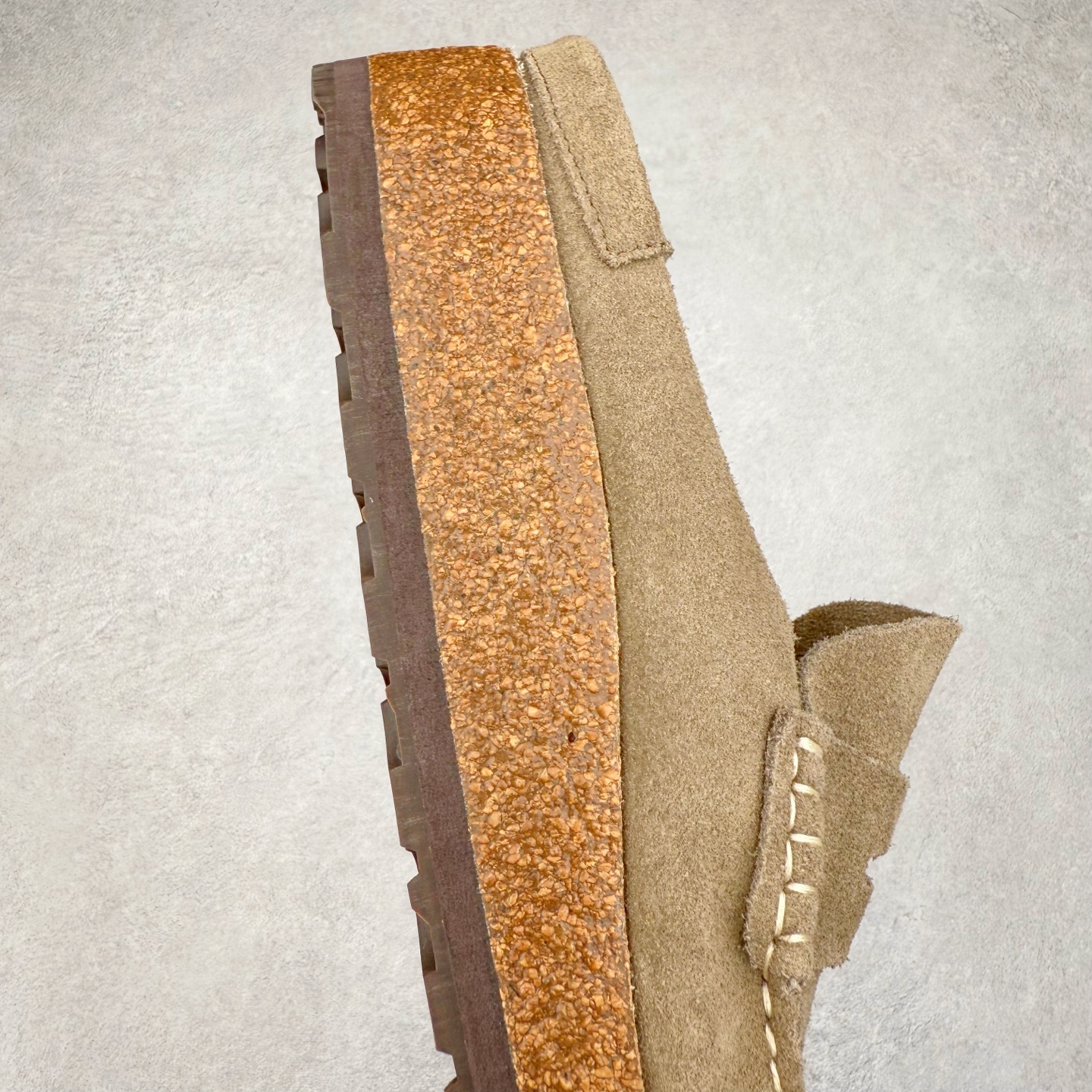 图片[6]-＃GD广顶 Birkenstock Naples 勃肯绒面舒适圆头百搭增高厚底包头拖鞋男女同款 牛皮绒面革质地柔软 搭配可调节鞋扣提升穿着舒适度 人体工学设计分散脚部压力 保护脚踝 软木乳胶鞋床具有一定的收缩性 长时间穿着后能贴合脚型 EVA鞋底回弹性和抗张性力高 具有良好的防震、缓冲性 四季皆宜 柔软的鞋床采用额外的泡沫缓冲层 提供额外的舒适感和全天支撑 全网独家首发 源于德国的严谨工艺 牛巴戎面 中层松木 EVA 三层组合大底 优质牛皮面料五金扣 出口订单 尺码：35-45-选品中心