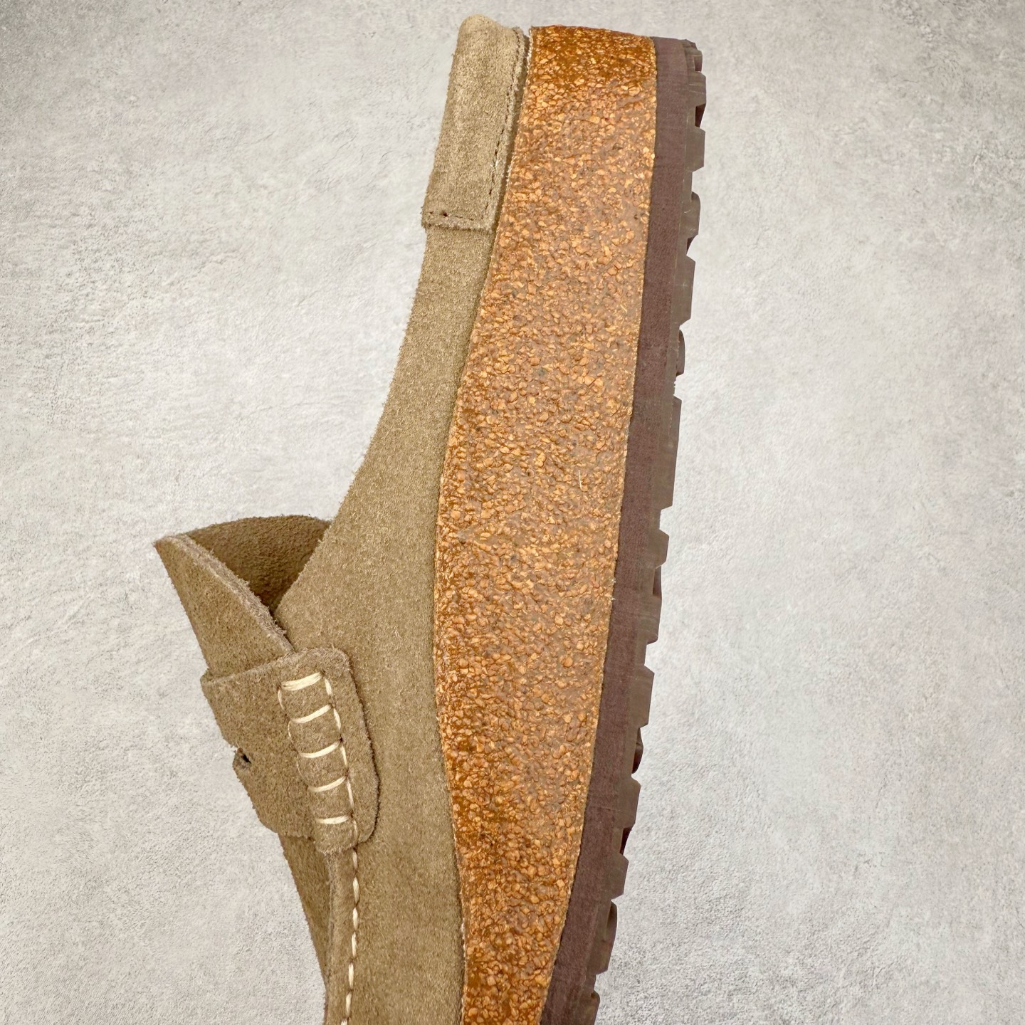 图片[7]-＃GD广顶 Birkenstock Naples 勃肯绒面舒适圆头百搭增高厚底包头拖鞋男女同款 牛皮绒面革质地柔软 搭配可调节鞋扣提升穿着舒适度 人体工学设计分散脚部压力 保护脚踝 软木乳胶鞋床具有一定的收缩性 长时间穿着后能贴合脚型 EVA鞋底回弹性和抗张性力高 具有良好的防震、缓冲性 四季皆宜 柔软的鞋床采用额外的泡沫缓冲层 提供额外的舒适感和全天支撑 全网独家首发 源于德国的严谨工艺 牛巴戎面 中层松木 EVA 三层组合大底 优质牛皮面料五金扣 出口订单 尺码：35-45-选品中心