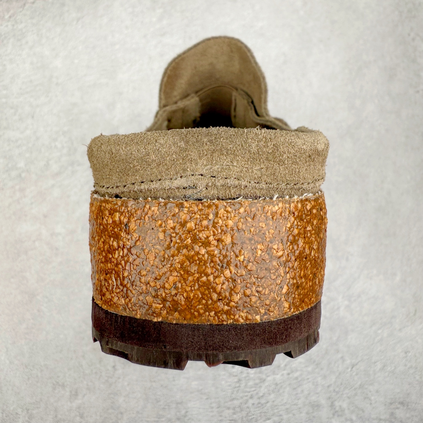 图片[8]-＃GD广顶 Birkenstock Naples 勃肯绒面舒适圆头百搭增高厚底包头拖鞋男女同款 牛皮绒面革质地柔软 搭配可调节鞋扣提升穿着舒适度 人体工学设计分散脚部压力 保护脚踝 软木乳胶鞋床具有一定的收缩性 长时间穿着后能贴合脚型 EVA鞋底回弹性和抗张性力高 具有良好的防震、缓冲性 四季皆宜 柔软的鞋床采用额外的泡沫缓冲层 提供额外的舒适感和全天支撑 全网独家首发 源于德国的严谨工艺 牛巴戎面 中层松木 EVA 三层组合大底 优质牛皮面料五金扣 出口订单 尺码：35-45-选品中心