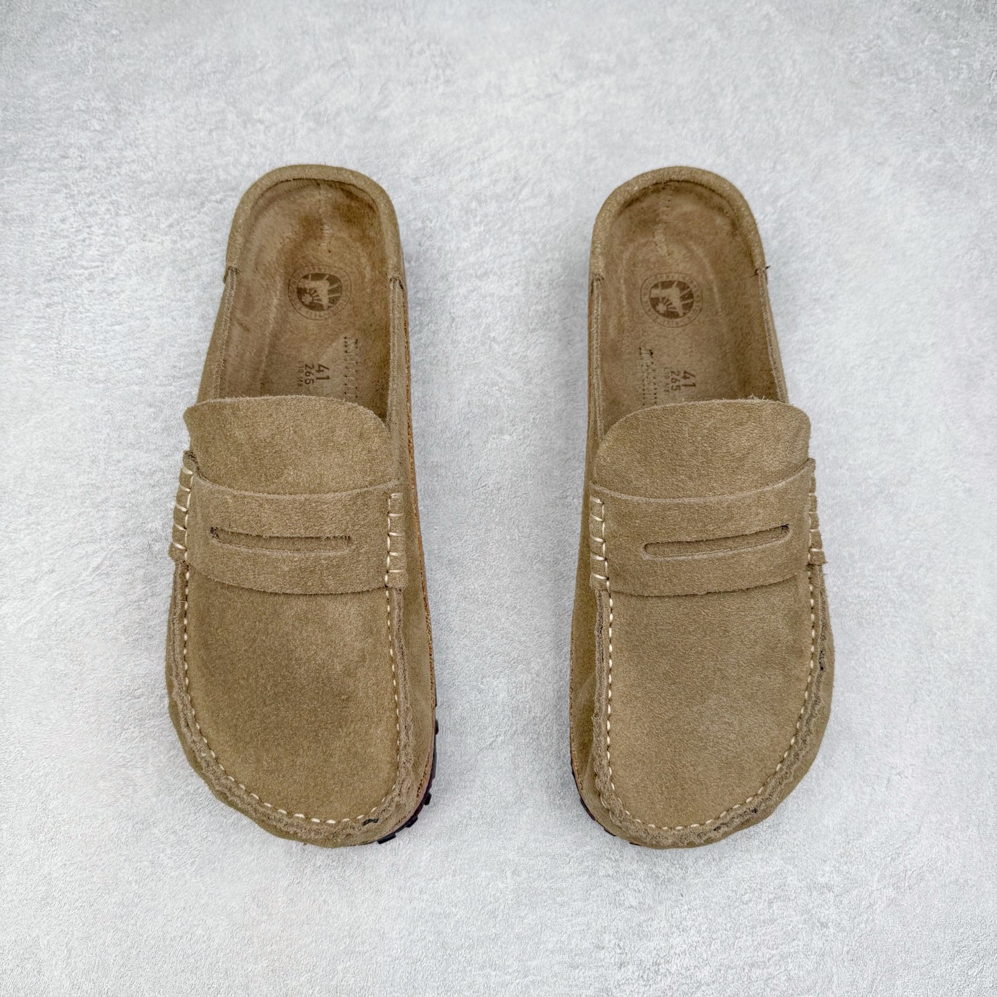 图片[2]-＃GD广顶 Birkenstock Naples 勃肯绒面舒适圆头百搭增高厚底包头拖鞋男女同款 牛皮绒面革质地柔软 搭配可调节鞋扣提升穿着舒适度 人体工学设计分散脚部压力 保护脚踝 软木乳胶鞋床具有一定的收缩性 长时间穿着后能贴合脚型 EVA鞋底回弹性和抗张性力高 具有良好的防震、缓冲性 四季皆宜 柔软的鞋床采用额外的泡沫缓冲层 提供额外的舒适感和全天支撑 全网独家首发 源于德国的严谨工艺 牛巴戎面 中层松木 EVA 三层组合大底 优质牛皮面料五金扣 出口订单 尺码：35-45-选品中心